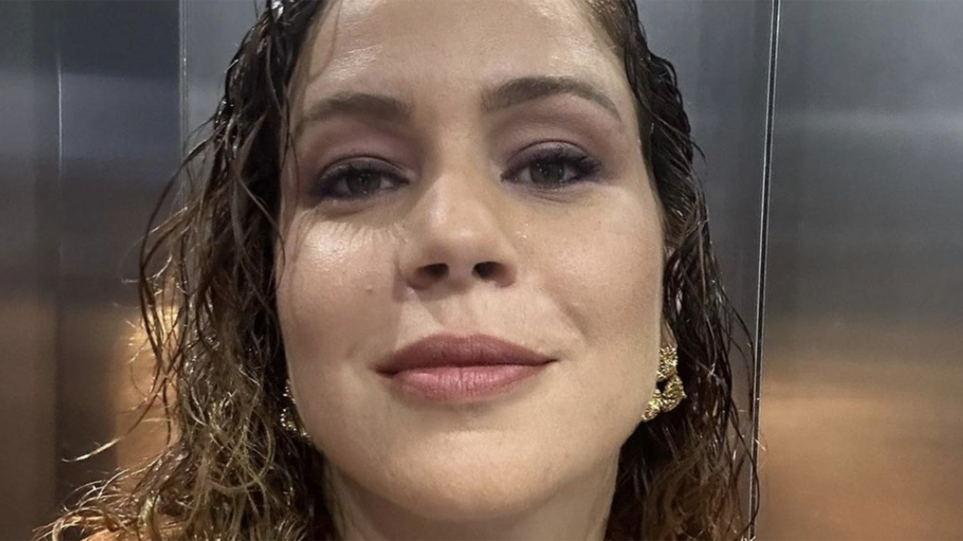 Grávida, Leandra Leal revela o quanto sua barriga já cresceu