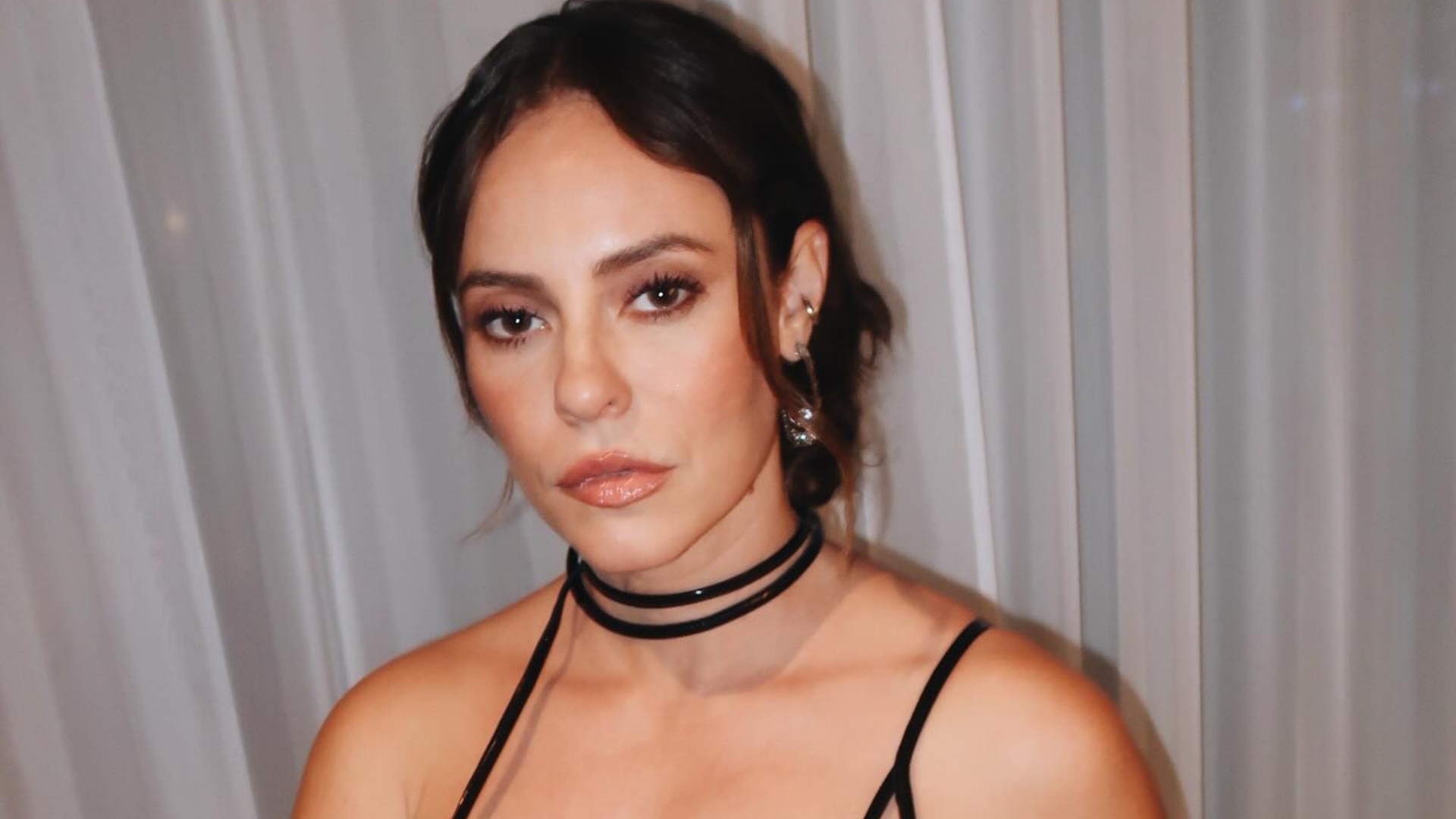 Paolla Oliveira chama atenção ao usar look com fenda poderosa: “Básico”