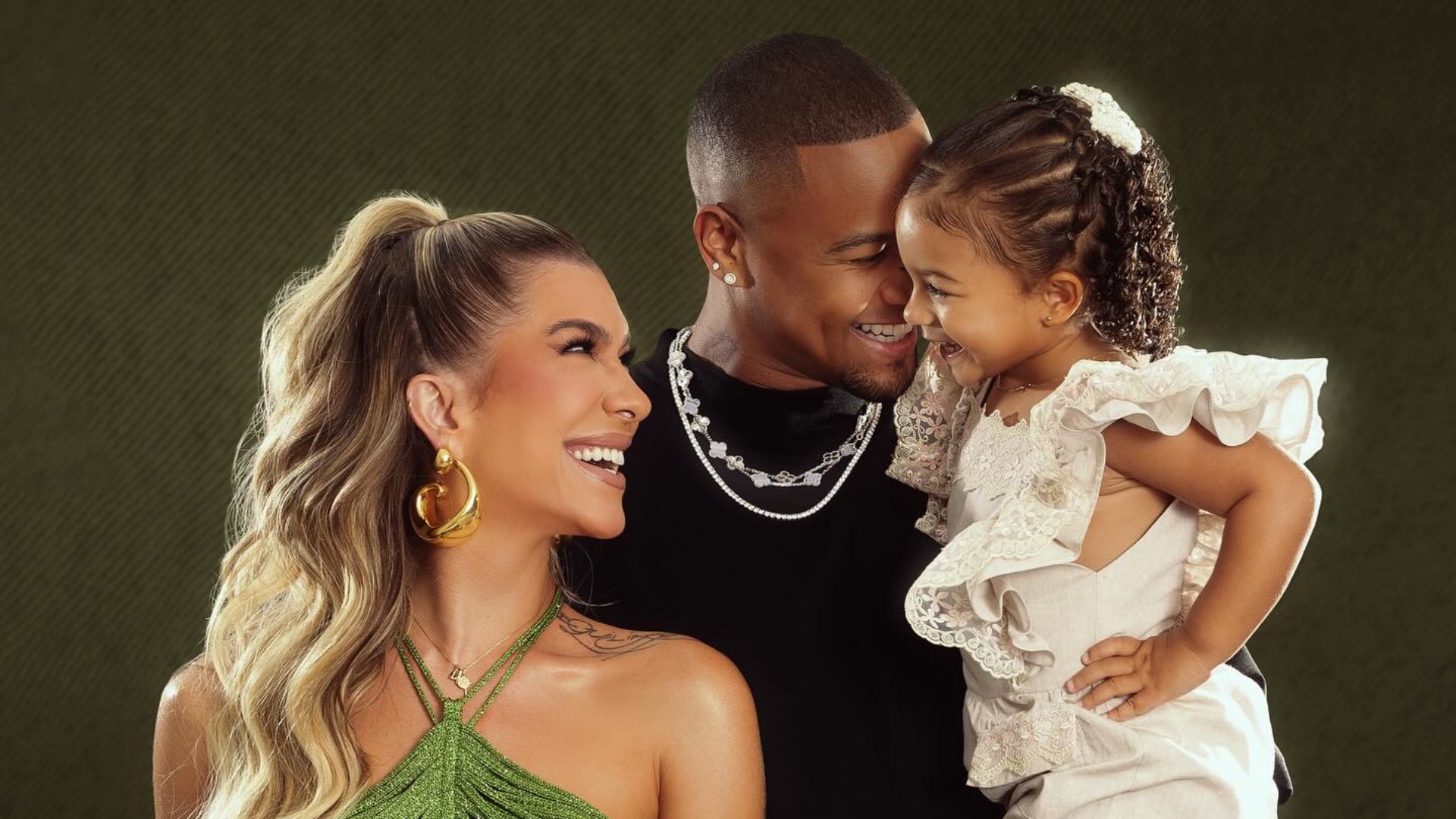 Com fotos em família, Lorena Improta comemora aniversário de Léo Santana