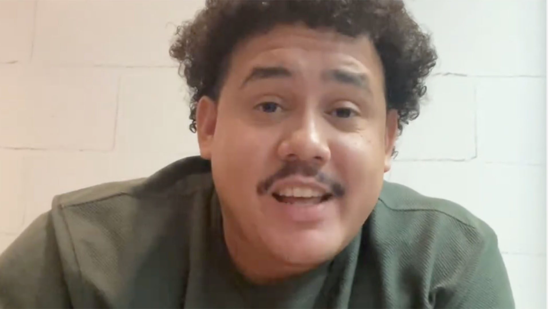 Ex-BBB Lucas Buda grava vídeo para os fãs e a cita a ex: ‘Tô sem telefone’