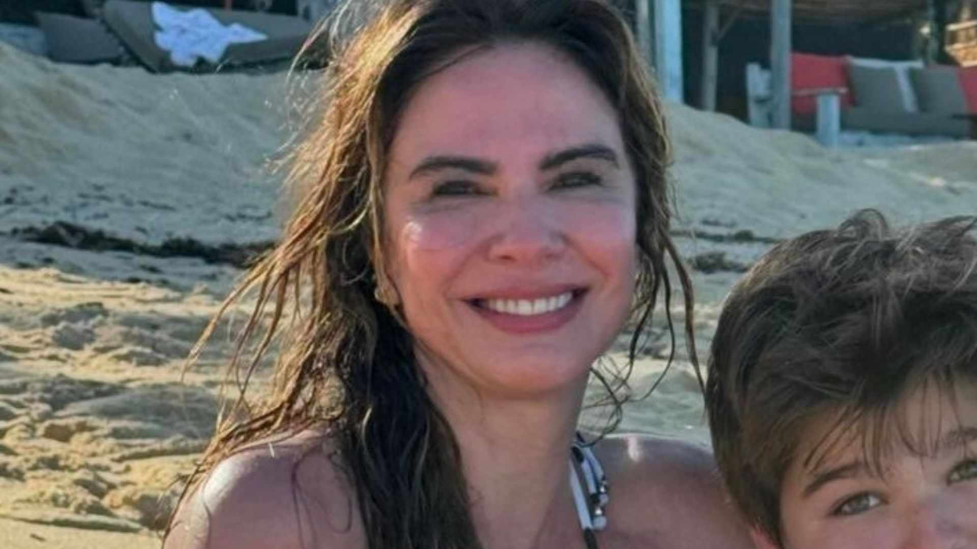 Luciana Gimenez encanta ao surgir com o filho na praia: ‘Lindo como a mãe’