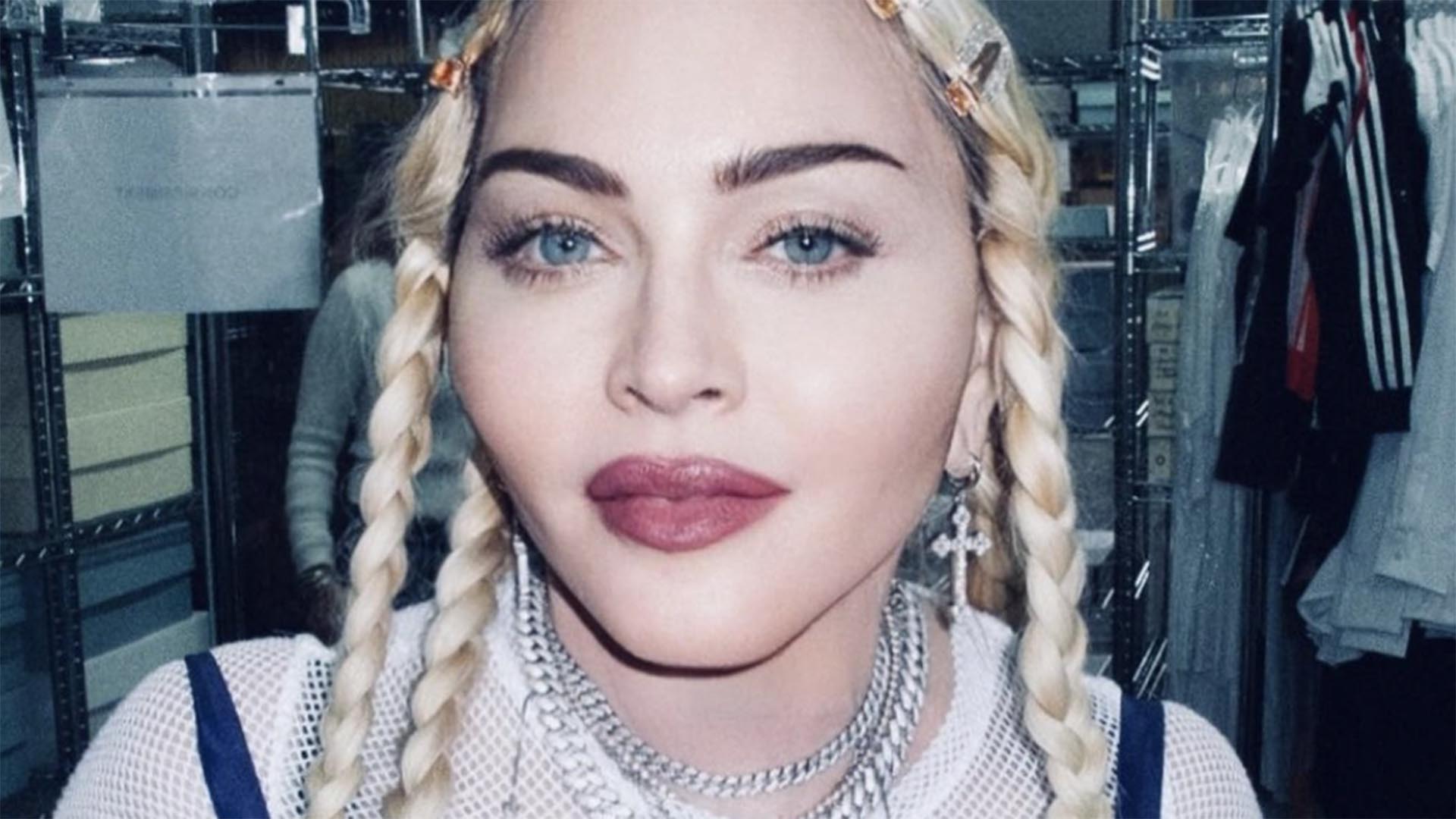 Filha de Madonna é flagrada na varanda de hotel de luxo no RJ
