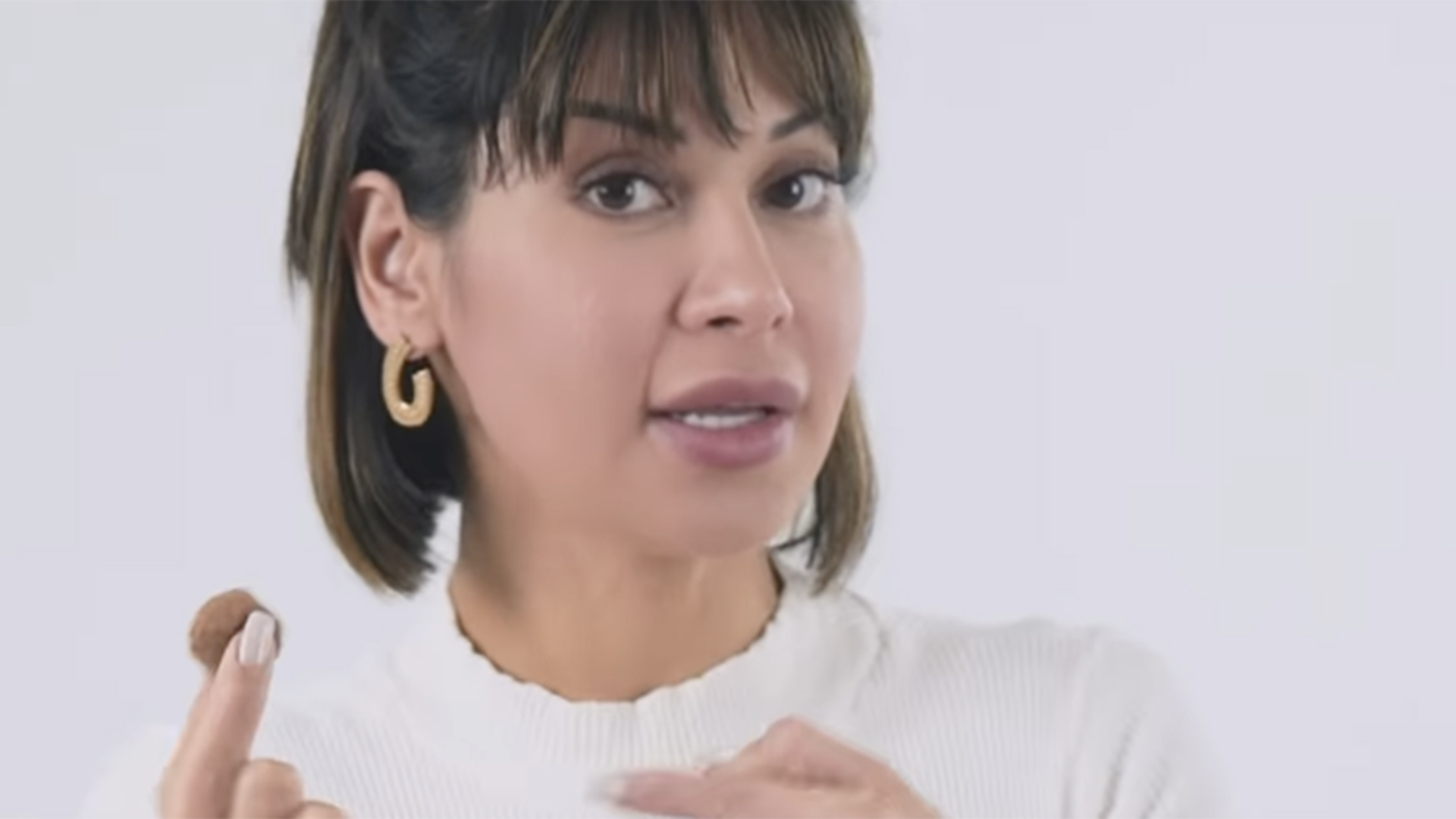 Maíra Cardi ensina a forma correta de comer chocolate: ‘É um treino’