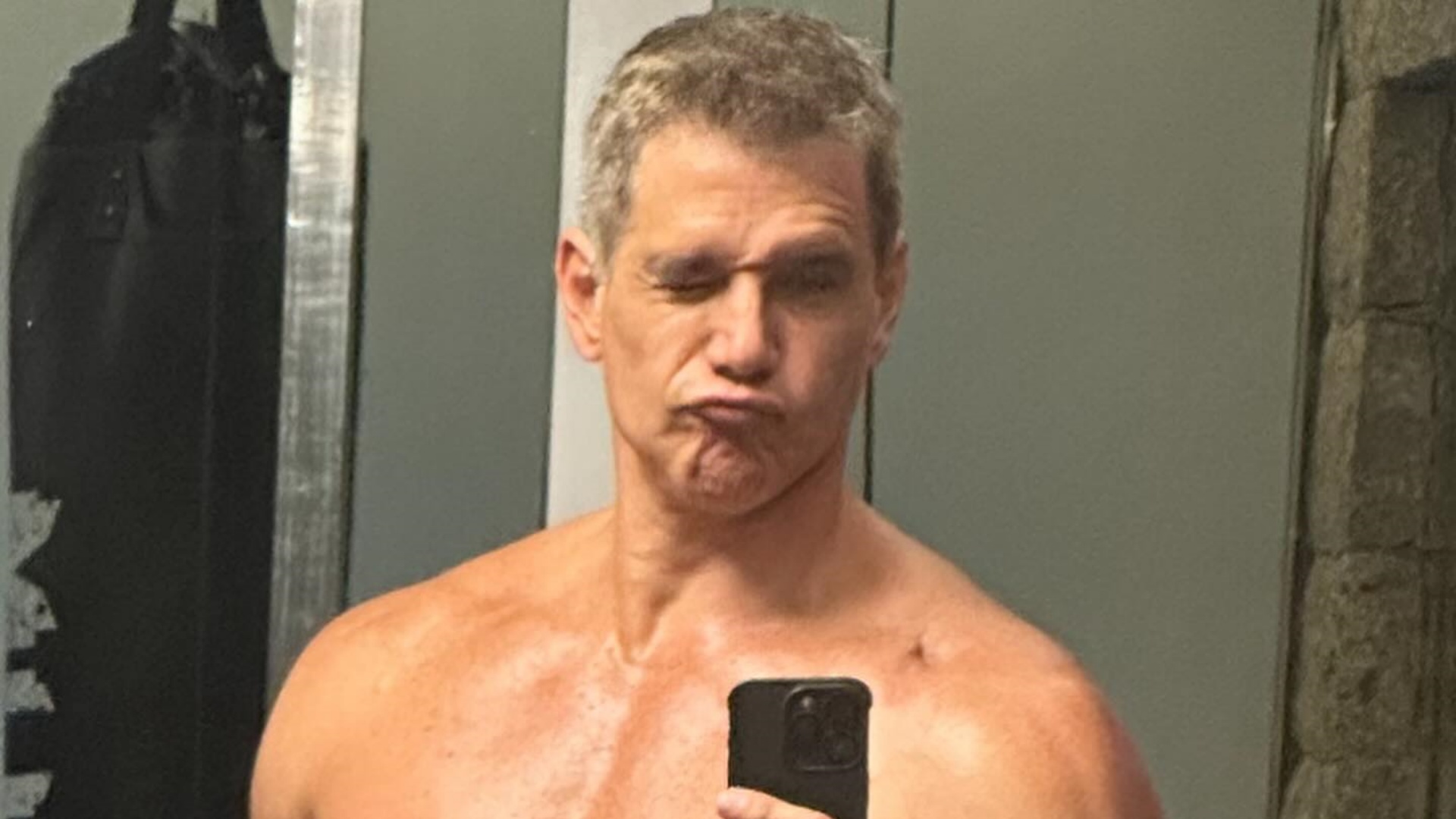 Sem camisa, Marcio Garcia chama atenção ao exibir corpo sarado