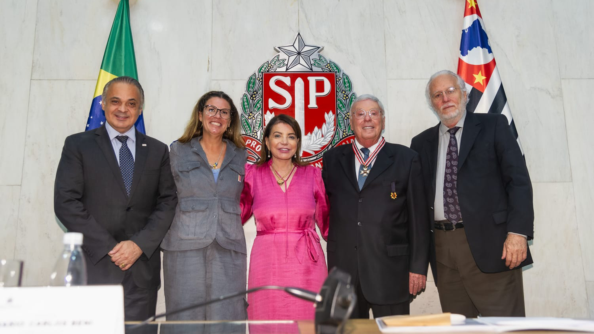 Professor Mário Carlos Beni recebe o colar de Honra ao Mérito