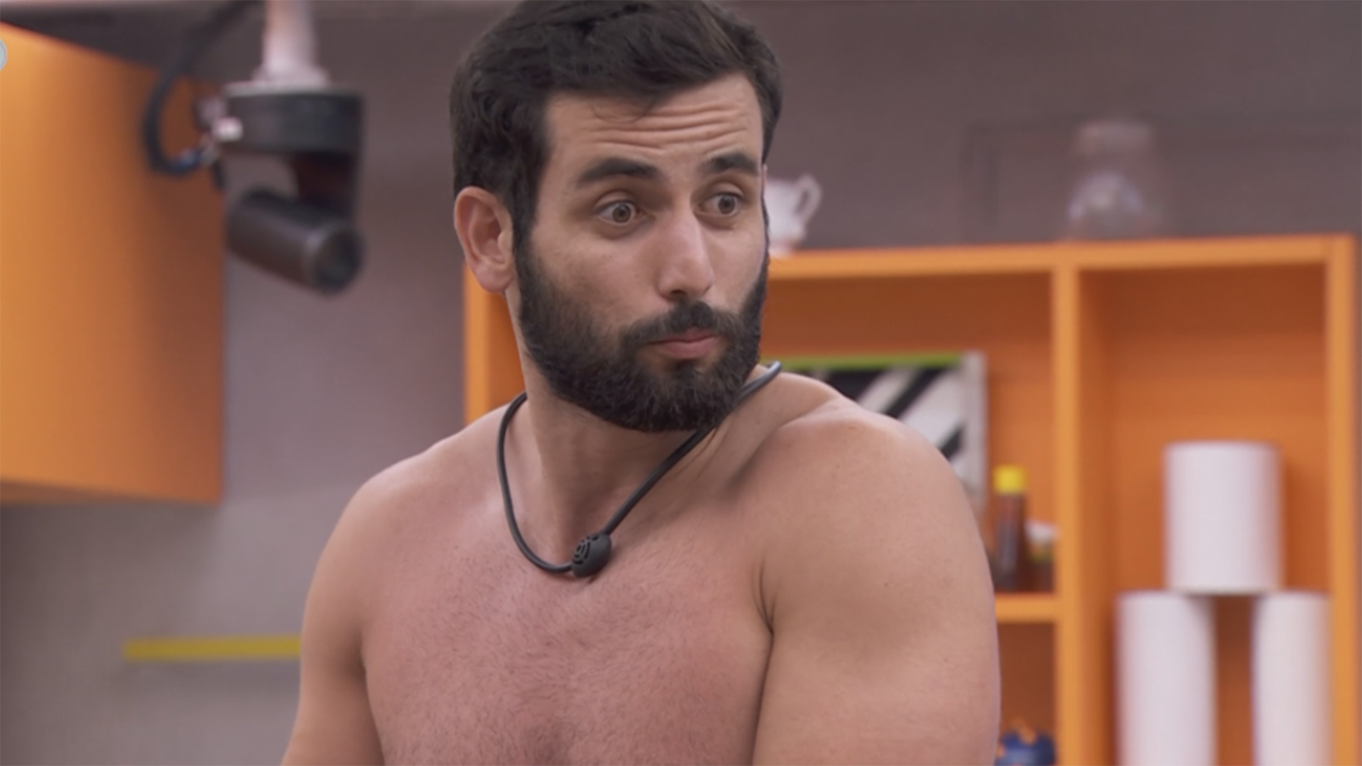 Diretor de novelas dá presentão inusitado para o ex-BBB Matteus