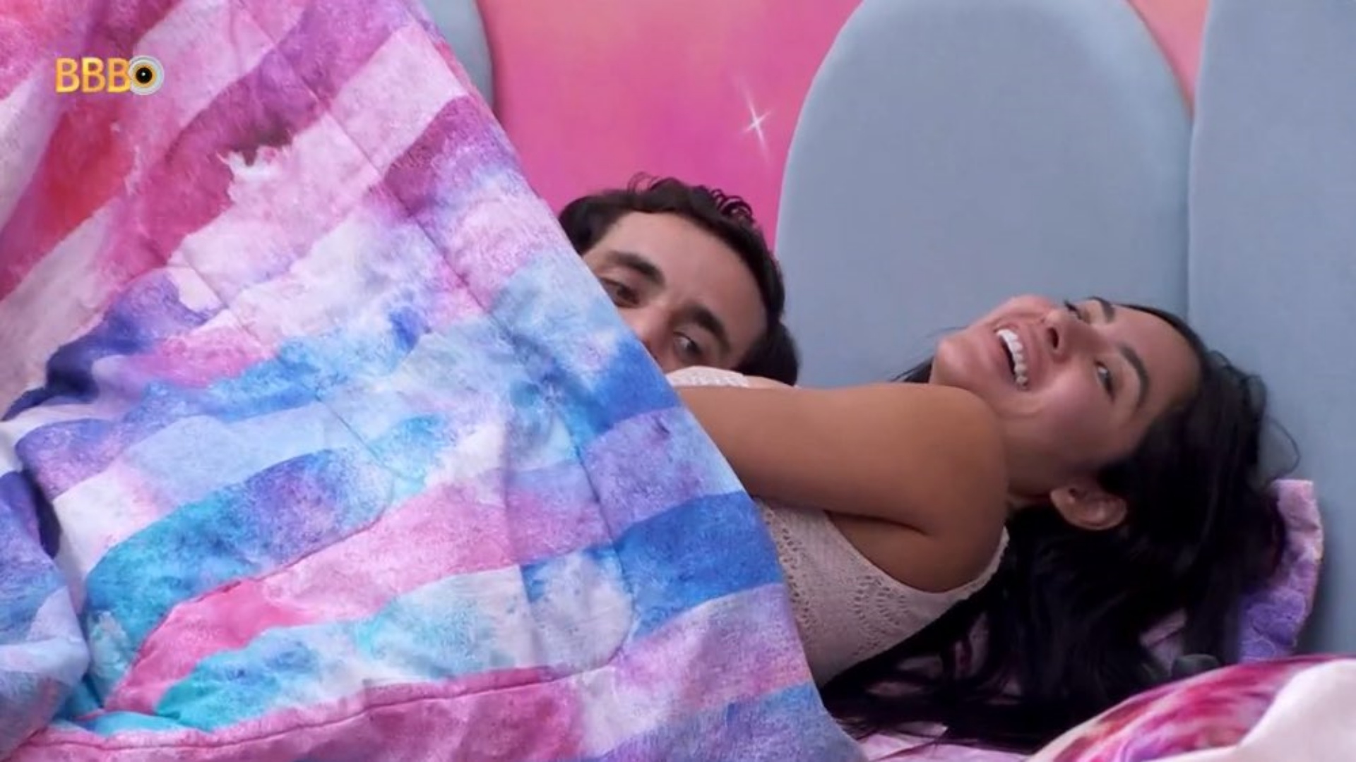BBB 24: Rolou? Matteus e Isabelle movimentam edredom e fãs apontam beijo