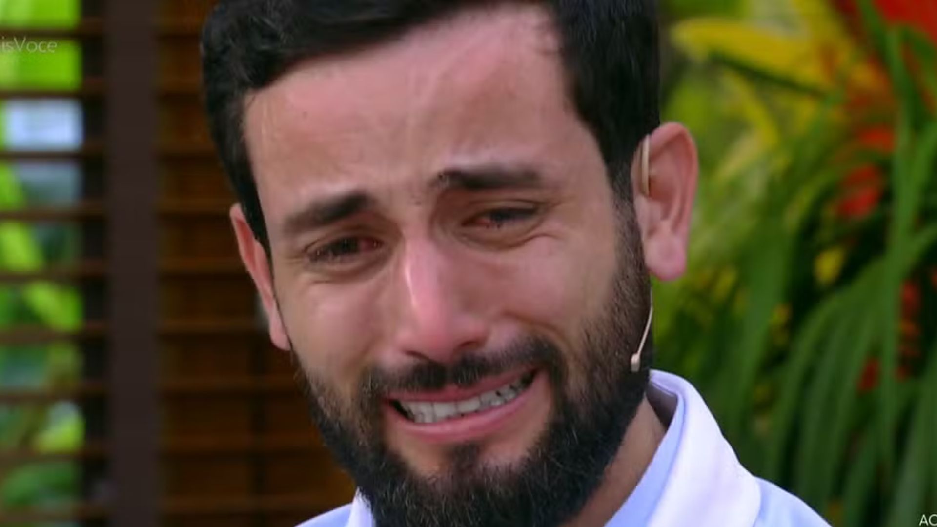 Ex-BBB Matteus se emociona com presente recebido por diretor de novelas