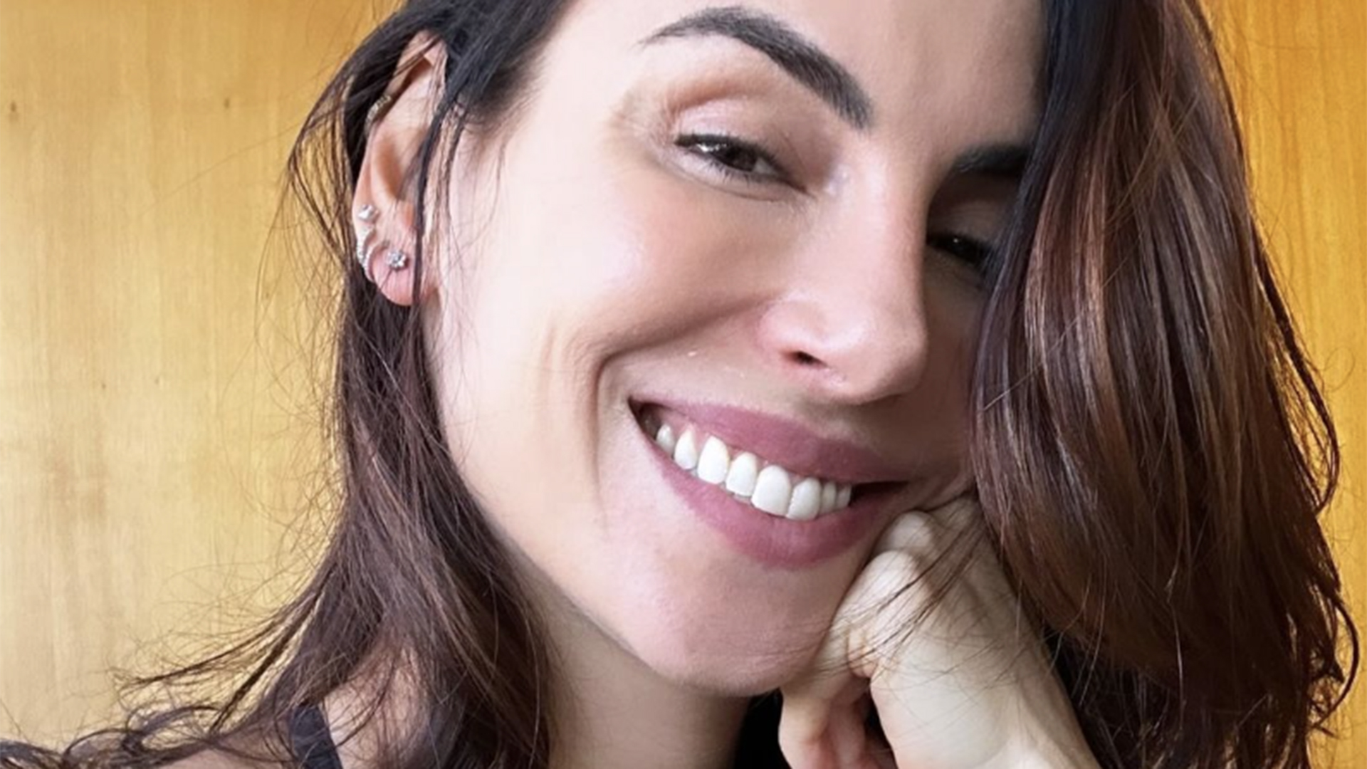 Grávida, Mel Fronckowiak exibe a barriga discreta na academia