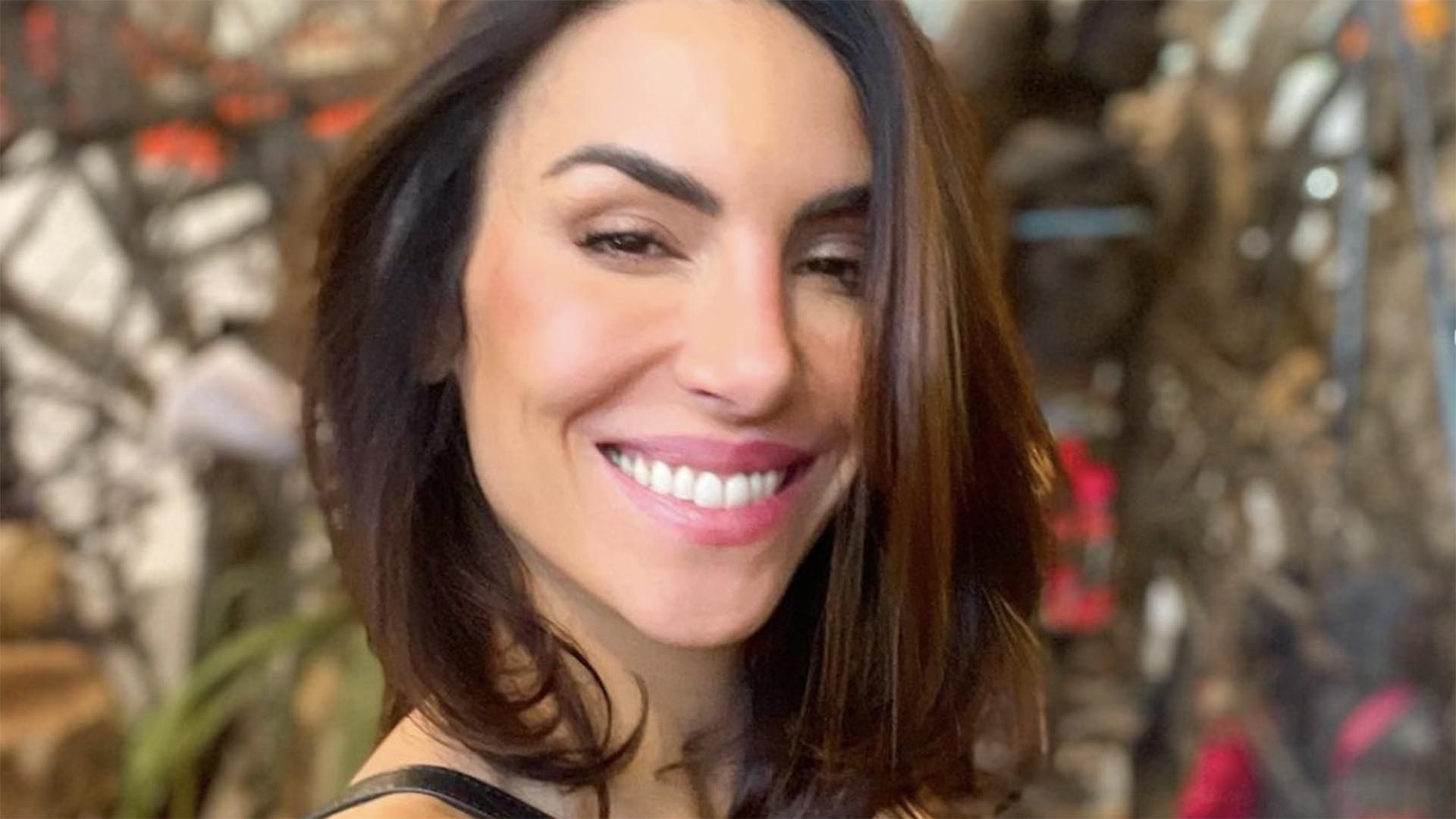 Grávida pela segunda vez, Mel Fronckowiak exibe a barriguinha na praia