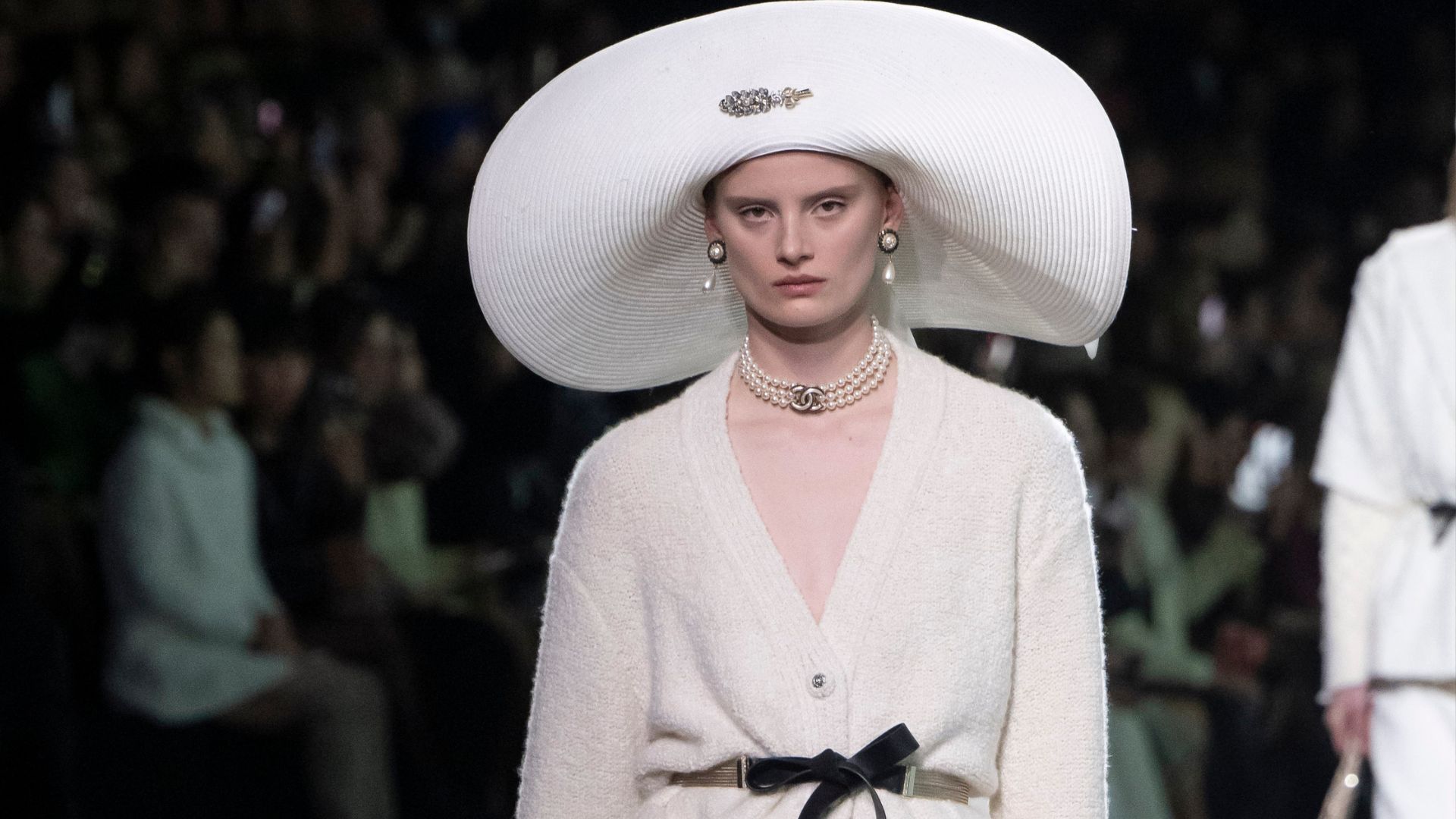 Chanel celebra força histórica e une décadas com essência da marca