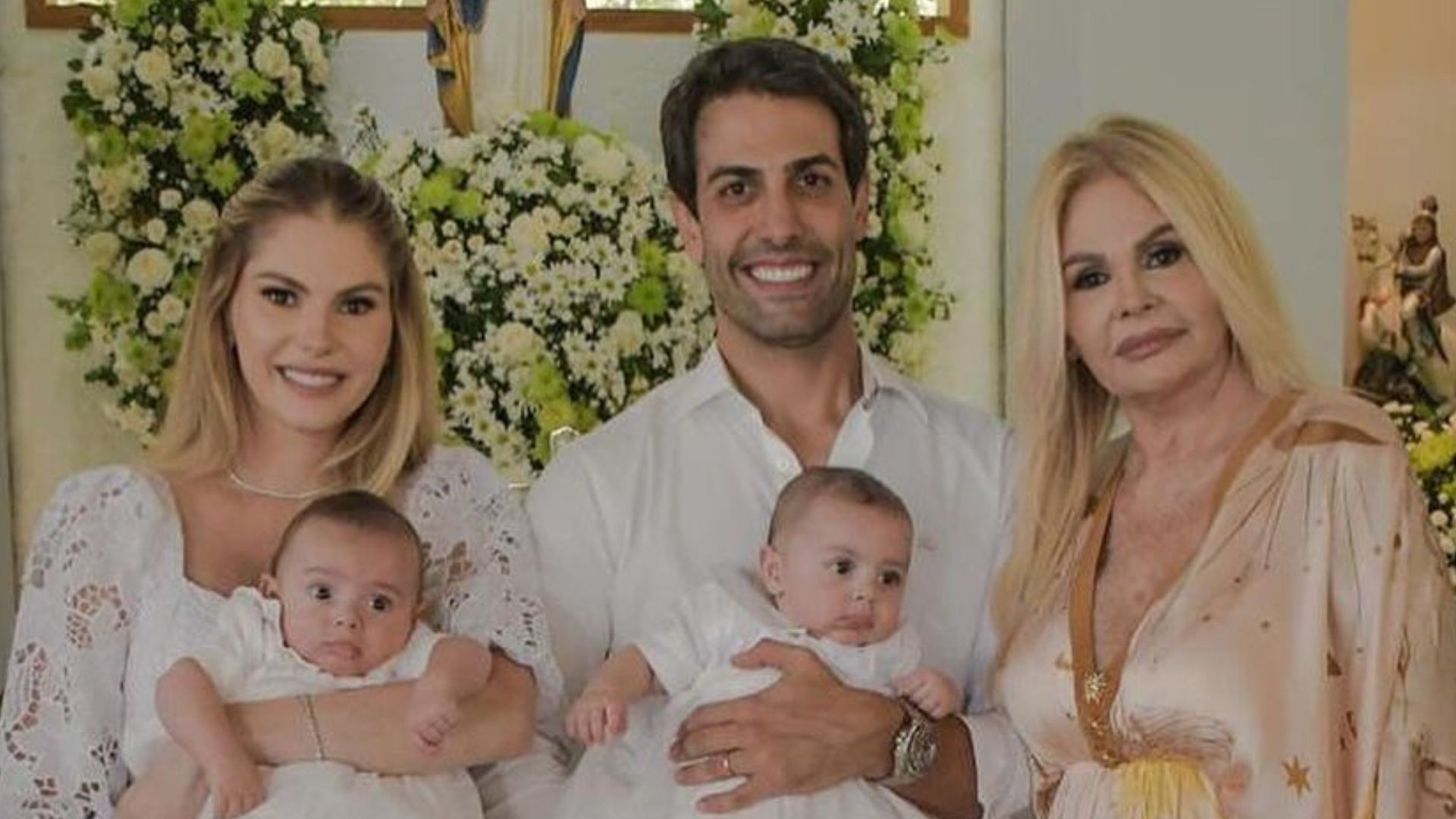 Monique Evans mostra fotos inéditas do batizado dos netos gêmeos