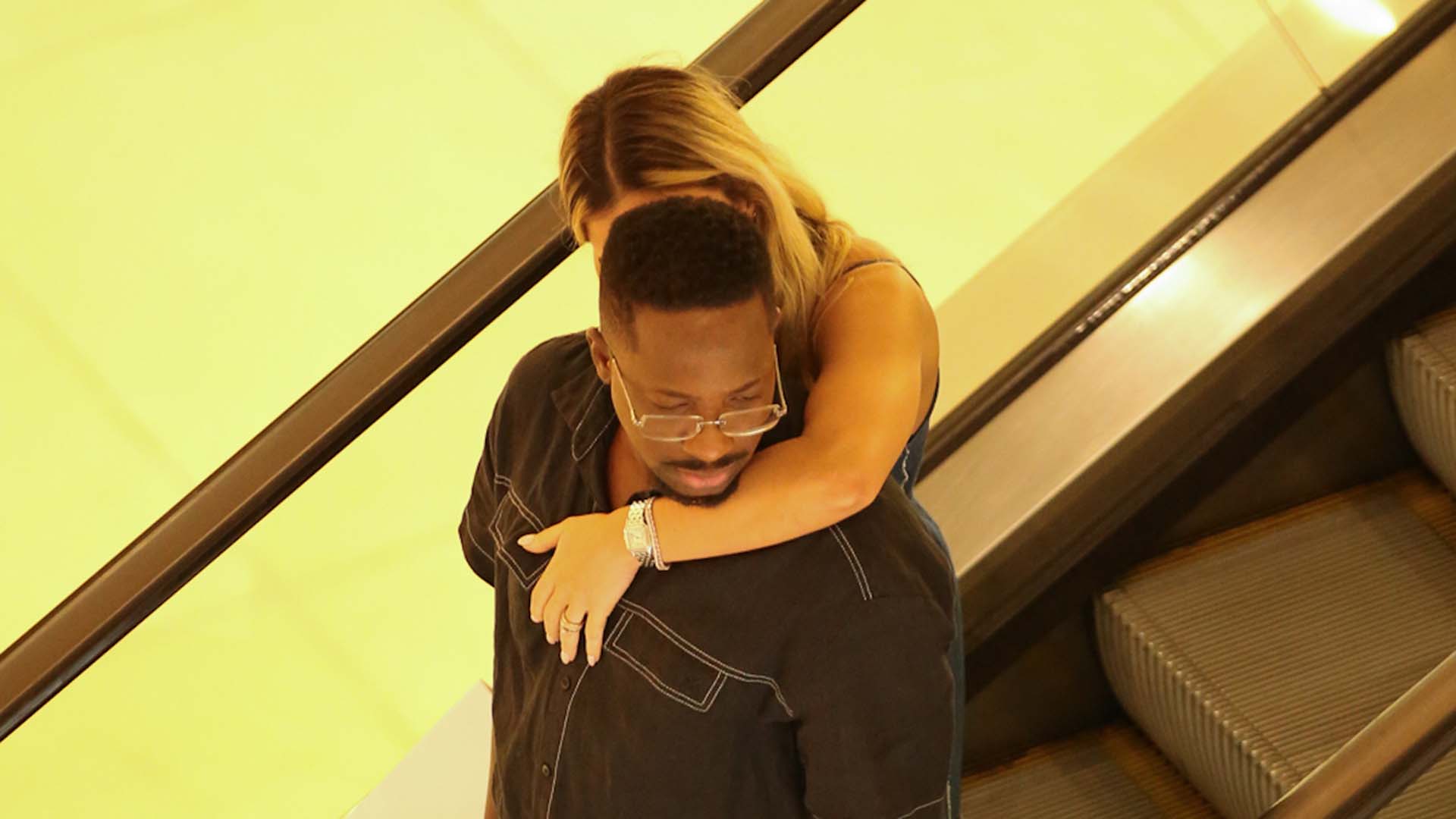 Mumuzinho faz rara aparição com a esposa em passeio no shopping