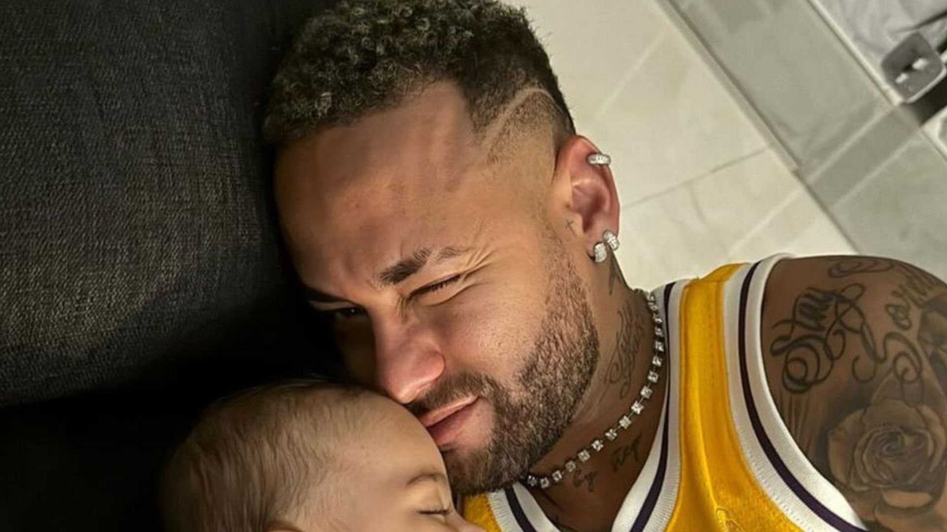 Neymar Jr curte soneca na companhia da filha, Mavie: “Coisa mais linda”