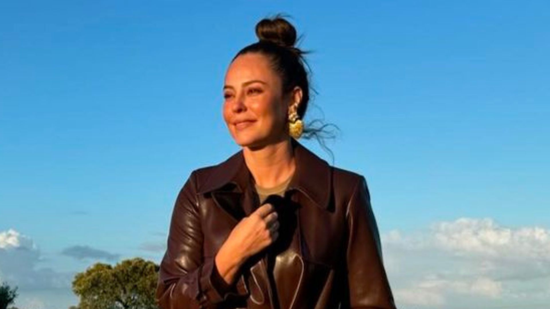 Paolla Oliveira curte passeio de moto em dia ao ar livre em Portugal