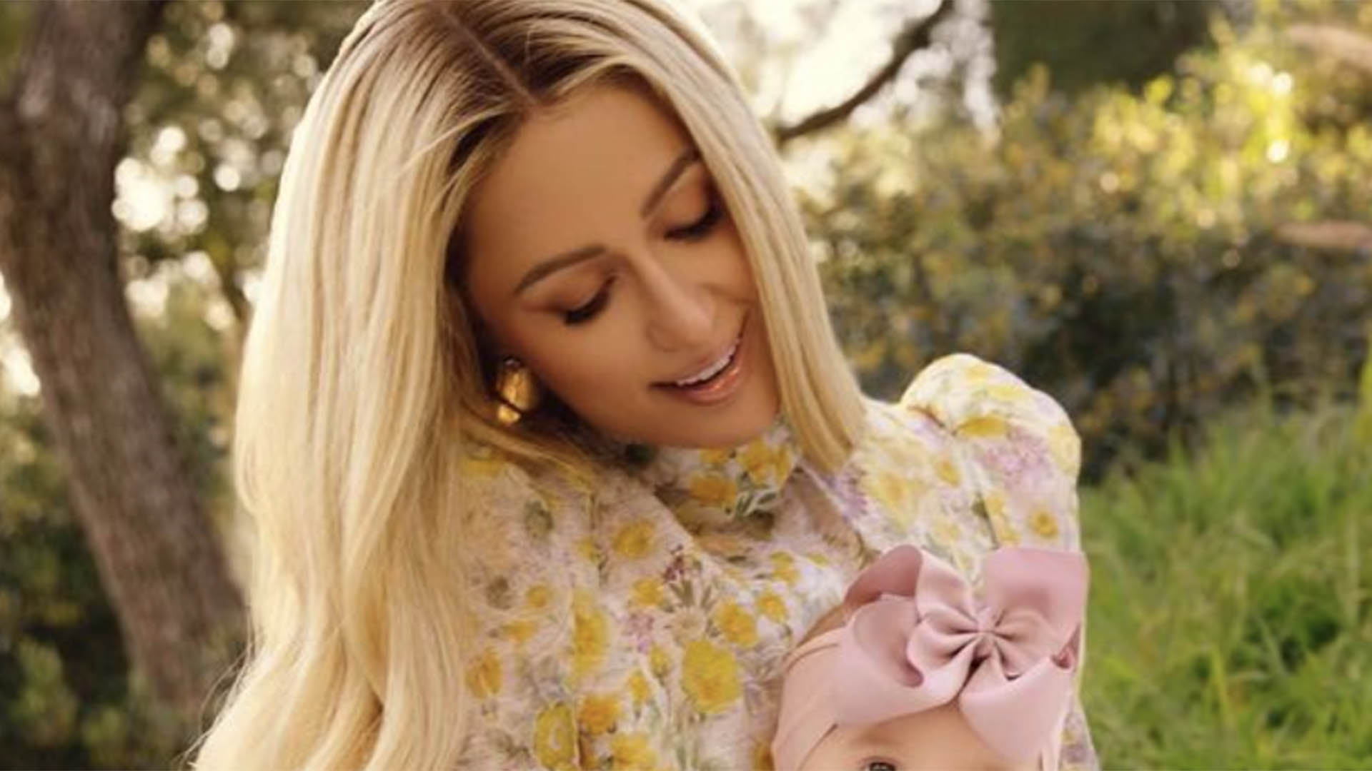 Paris Hilton mostra a primeira foto da filha caçula, London