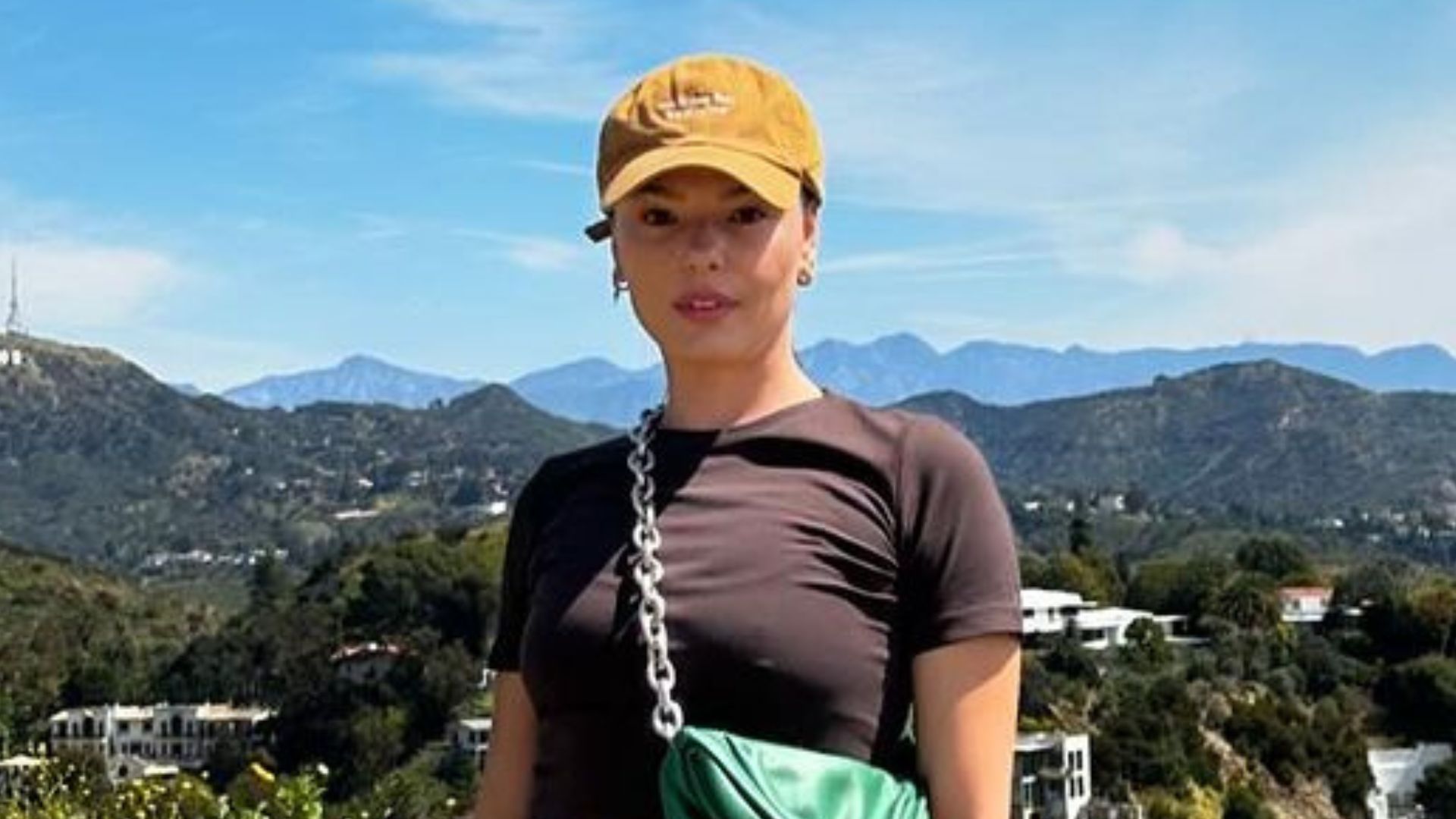 Preste a lançar carreira internacional, Isis Valverde posa no letreiro de Hollywood