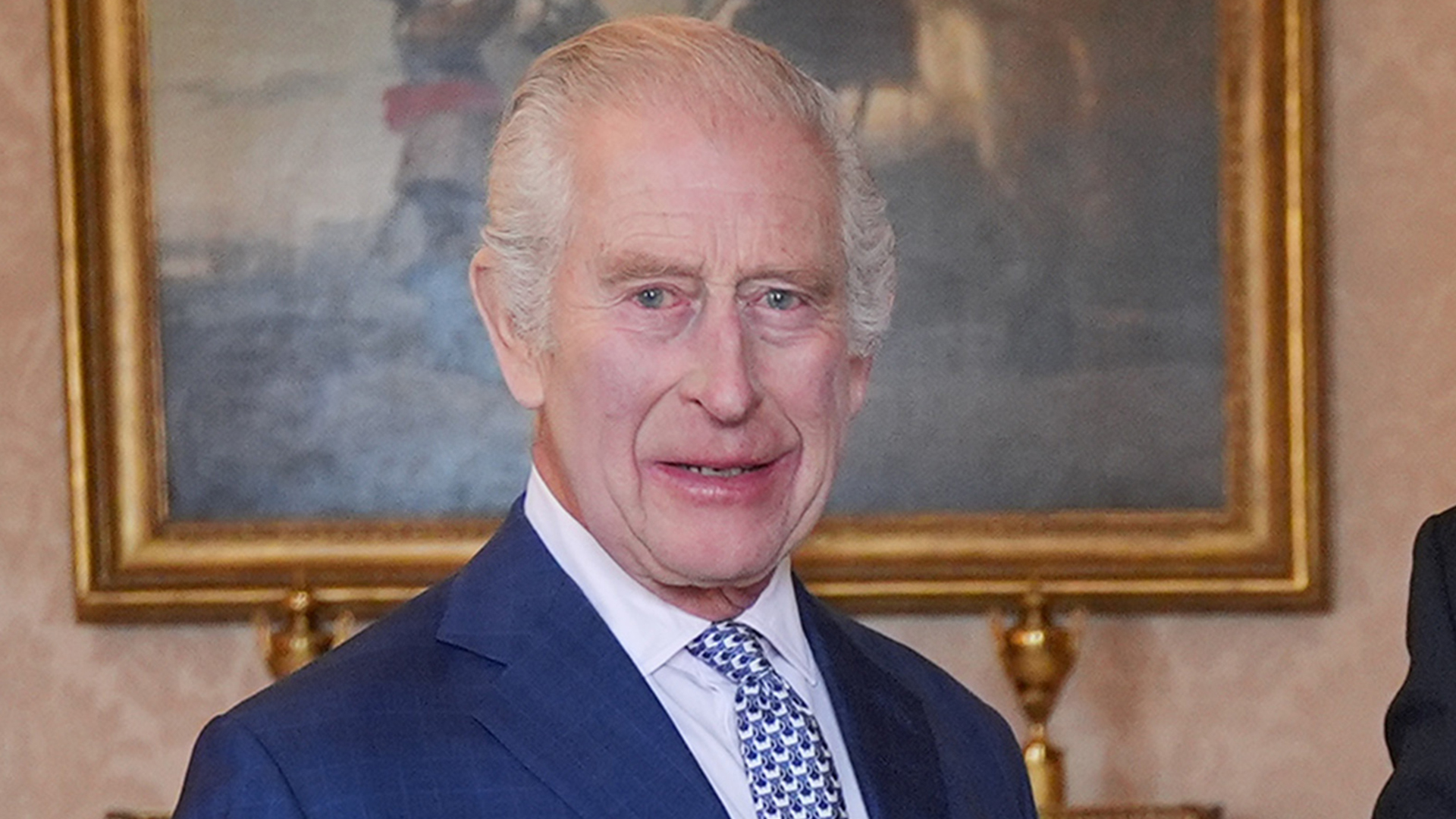 Rei Charles III recebe a primeira cédula com seu rosto estampado