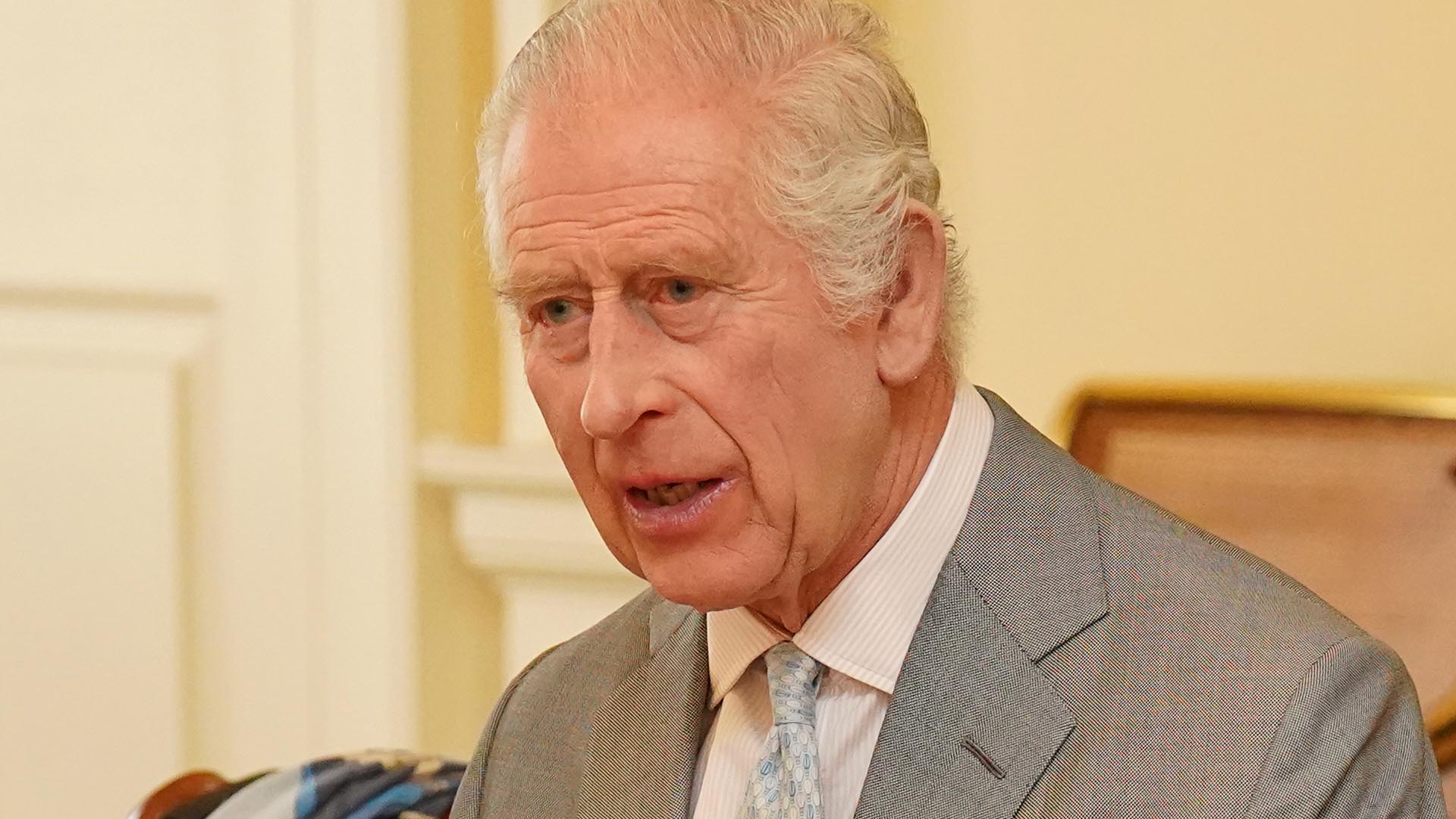 Rei Charles III foi ‘enganado’ nos bastidores do palácio, diz jornal