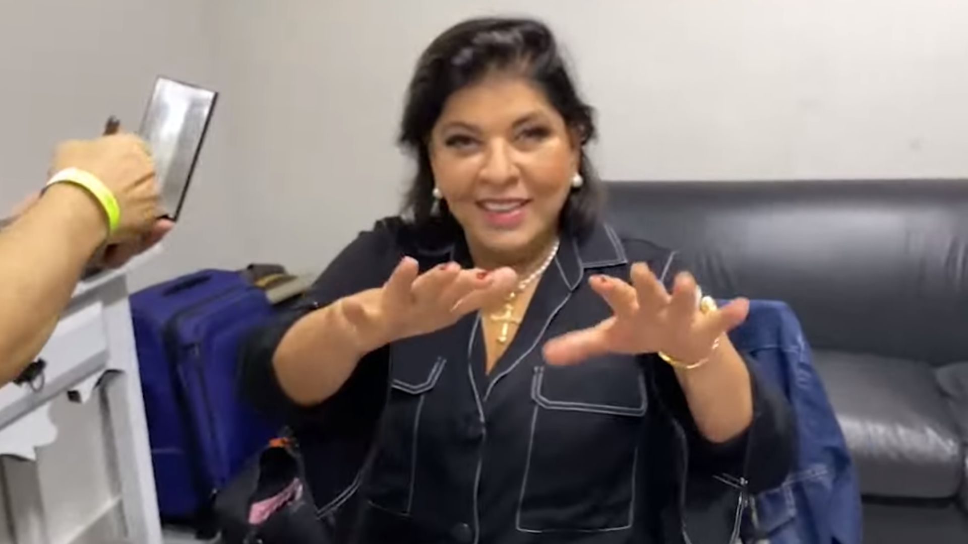 Roberta Miranda mostra camarim e revela como funciona sua alimentação: ‘Fome de leão’