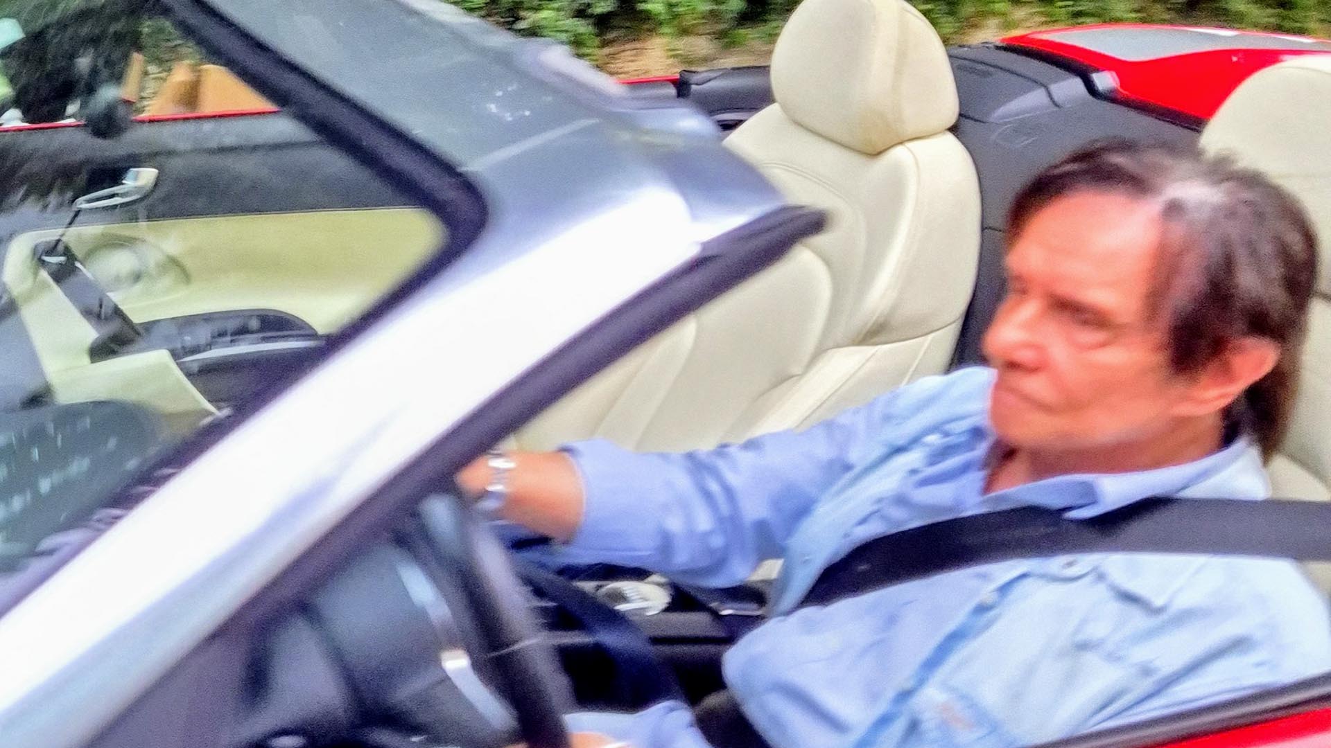 Roberto Carlos é flagrado em carro conversível. Saiba o valor do veículo!