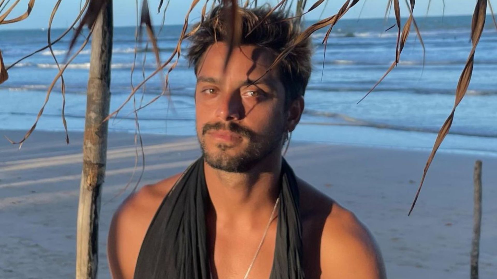 Rodrigo Simas desabafa sobre crise existencial: “Preso a amarras”