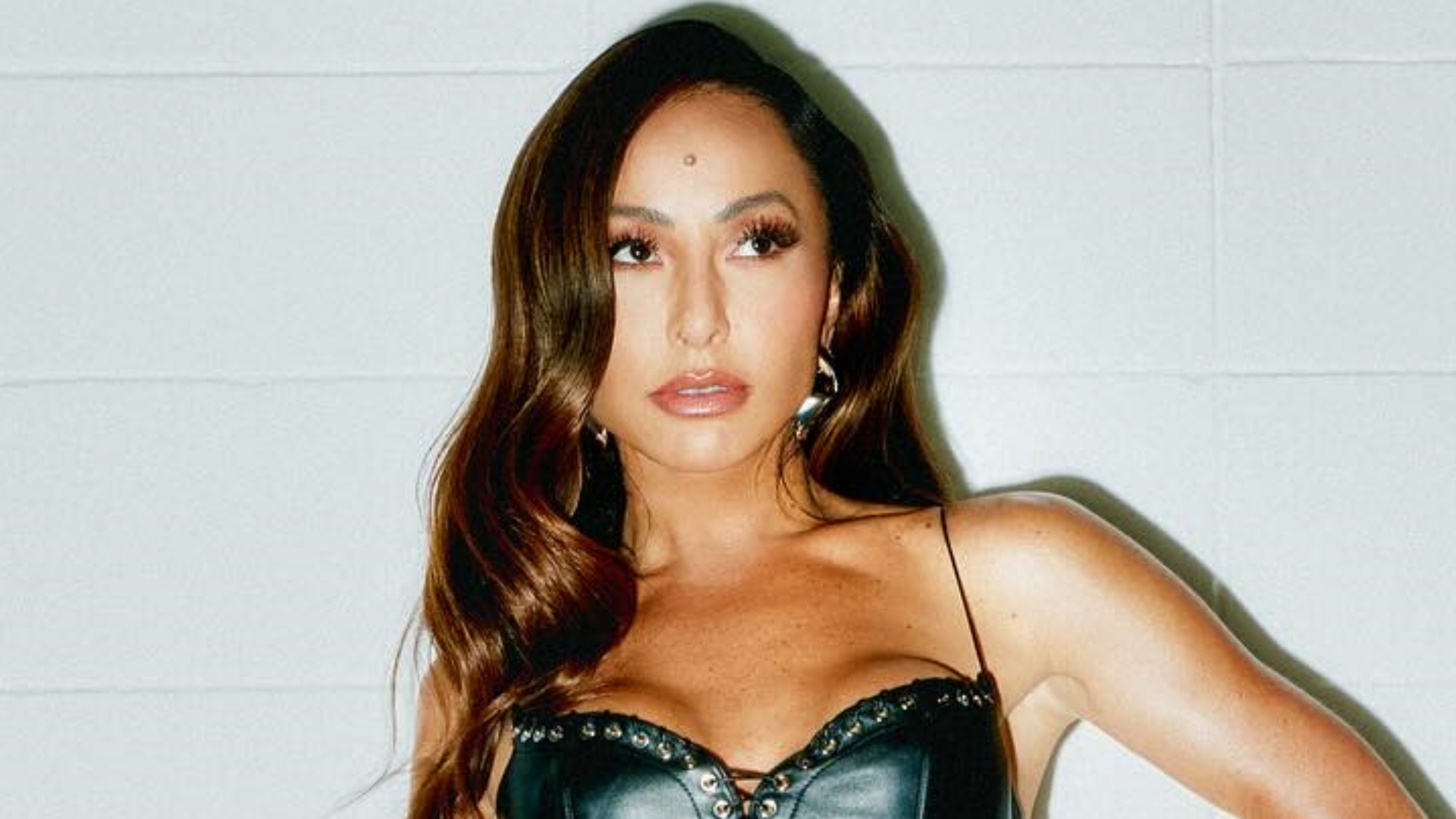 Sabrina Sato ostenta curvas impecáveis com look transparente: “Perfeita”