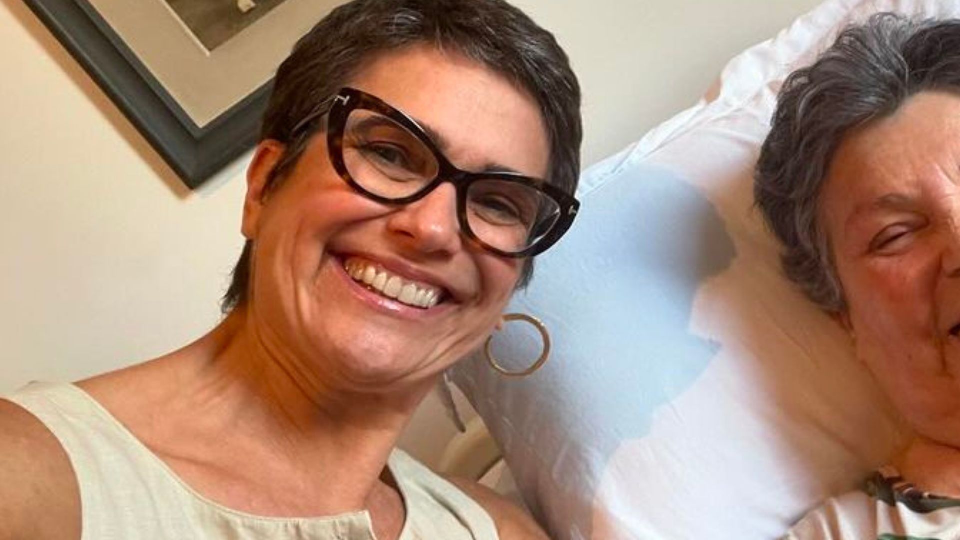 Sandra Annenberg mostra foto inédita com a mãe: ‘Cuidar de quem cuidou da gente’