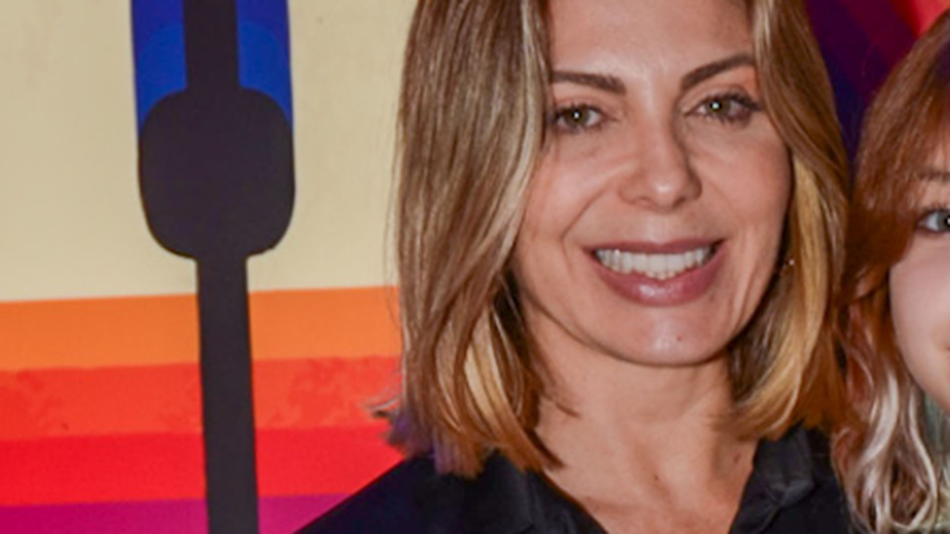 Filha de Sheila Mello aparece quase da mesma altura da mãe