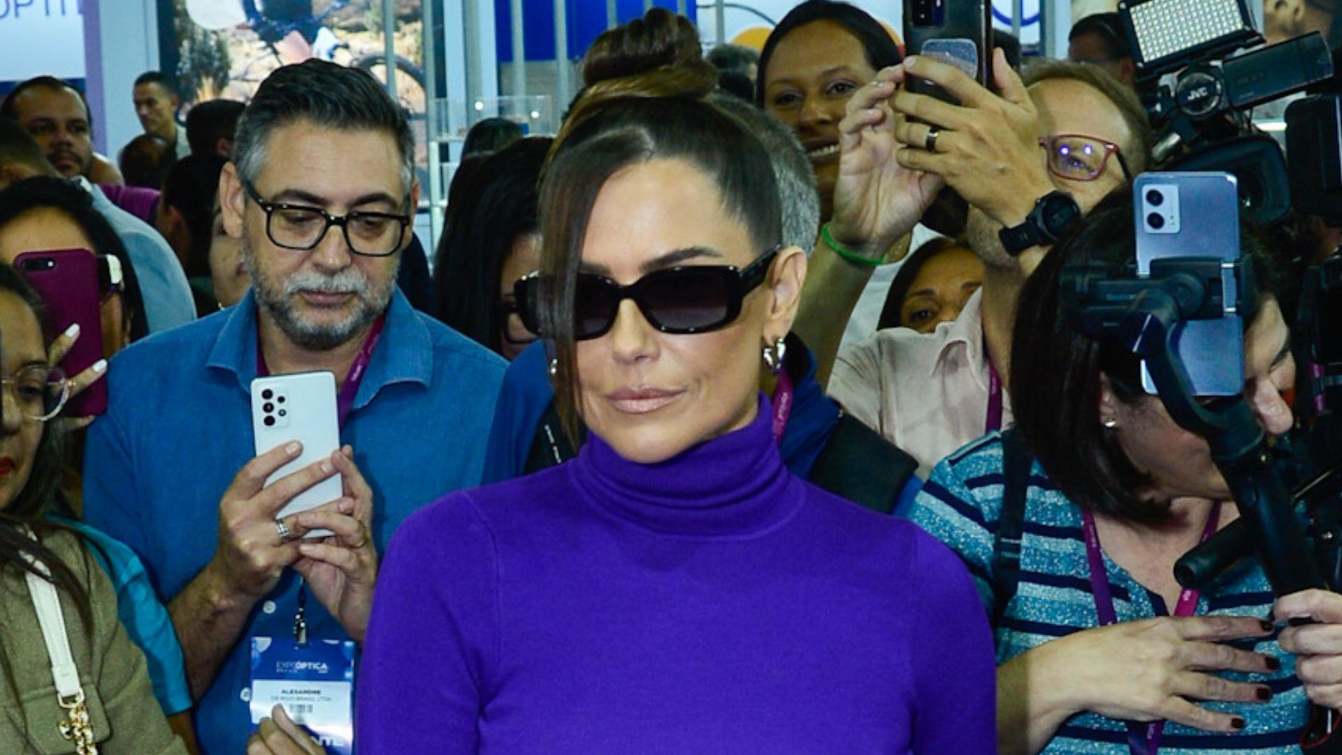 Solteira, Deborah Secco rouba a cena com look monocromático