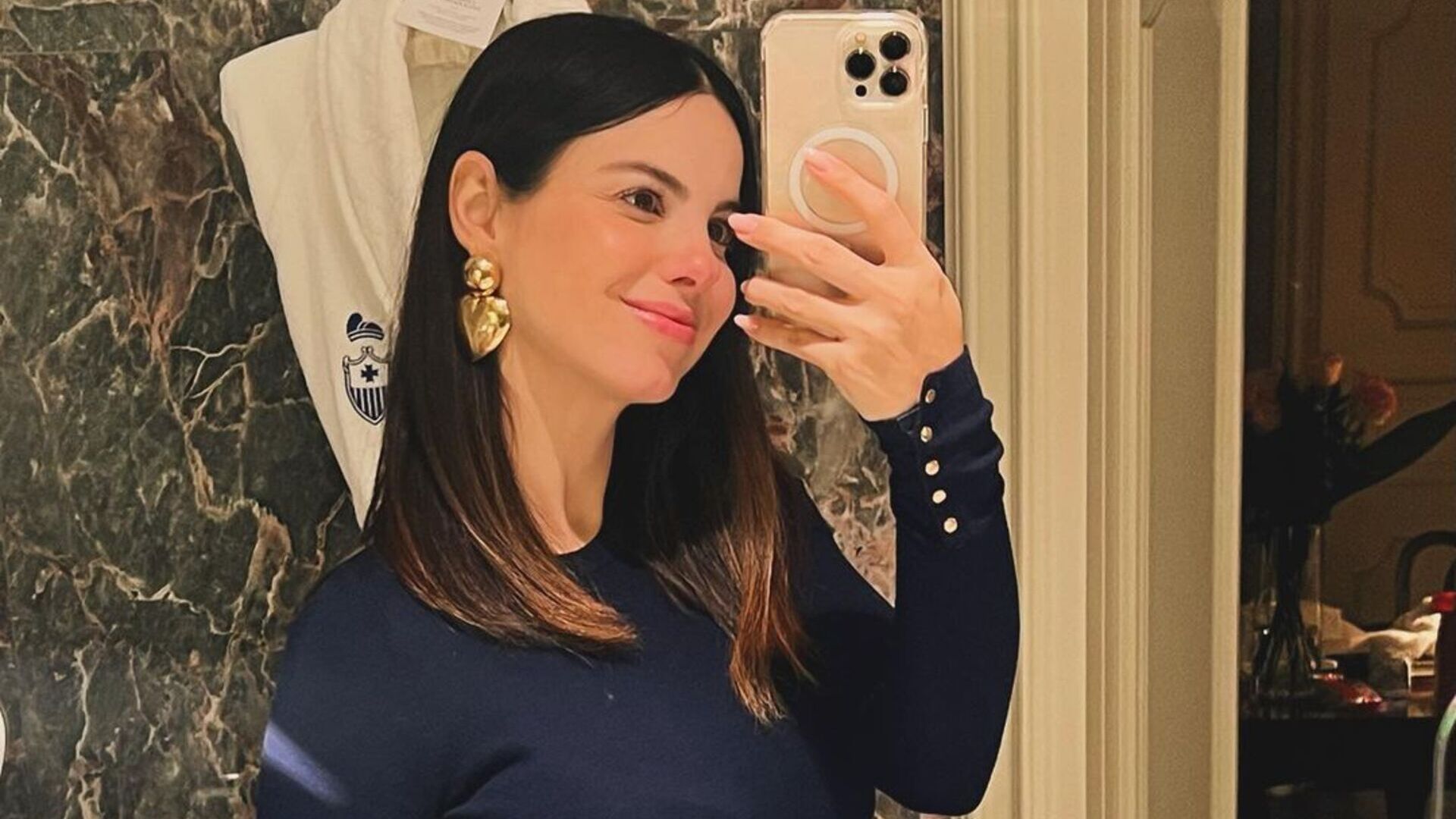 De vestido colado, Sthefany Brito revela como já está sua barriga