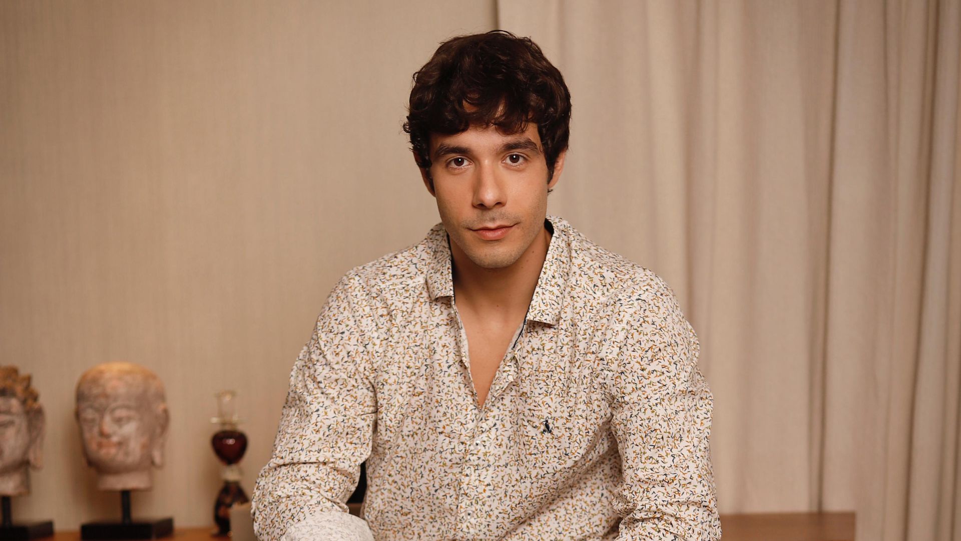 Vitor Novello, de Paraíso Tropical, mergulha em relação de irmãos em série sobre Raul Seixas