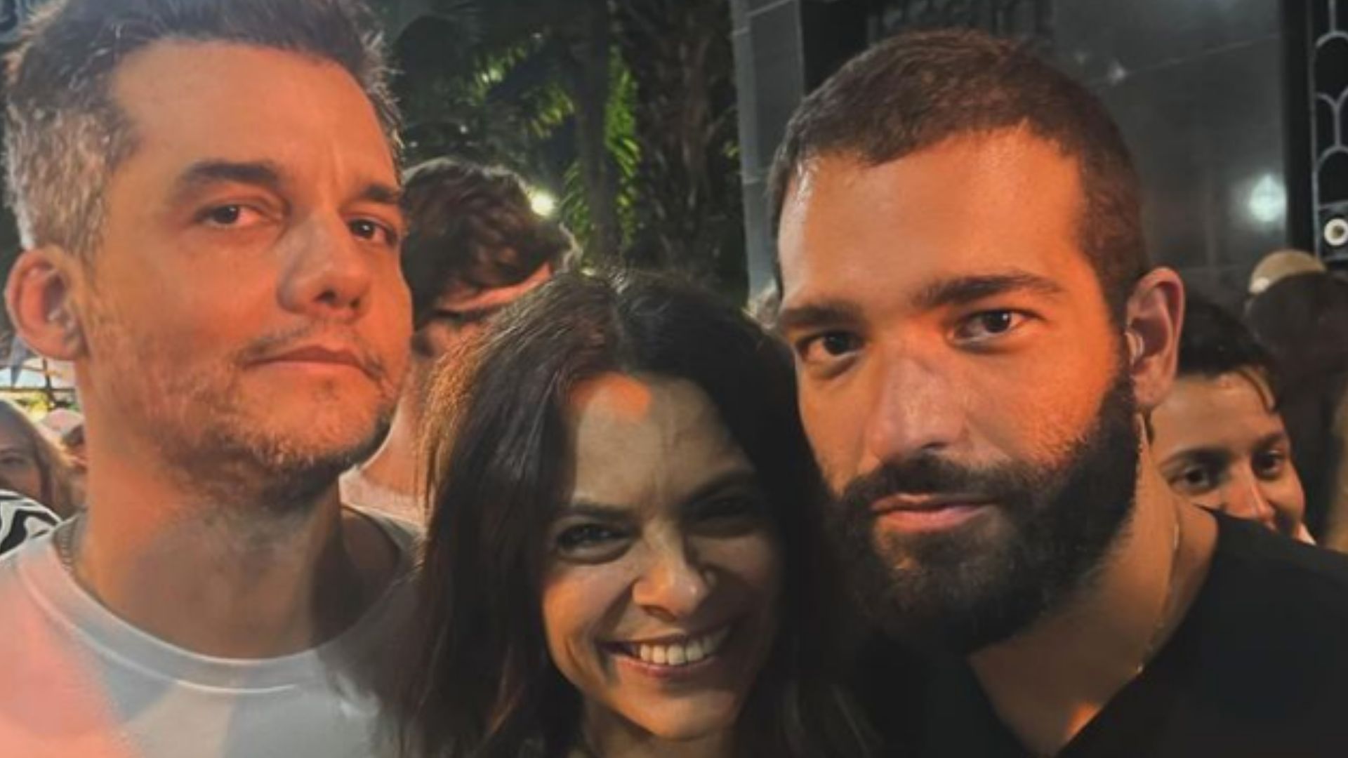 Wagner Moura e Humberto Carrão curtem noite de pagode no Rio de Janeiro