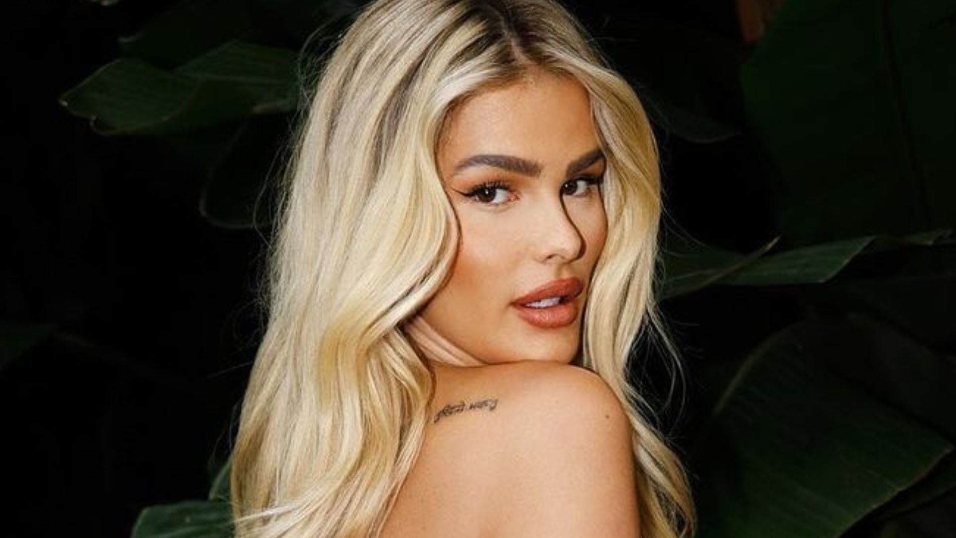 Yasmin Brunet exibe tattoo ousada e deixa seguidores encantados: “Perfeita”