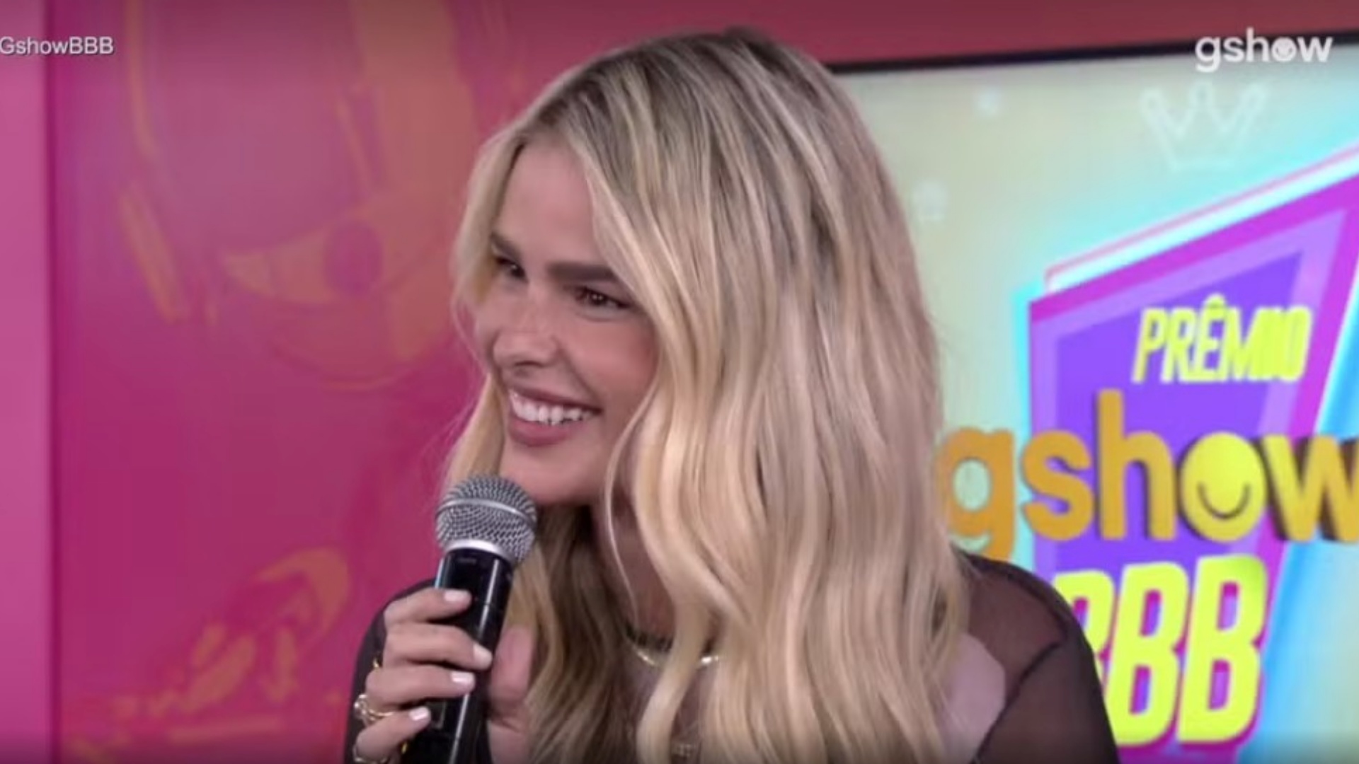 Após boatos de affair, Yasmin Brunet diz se está solteira