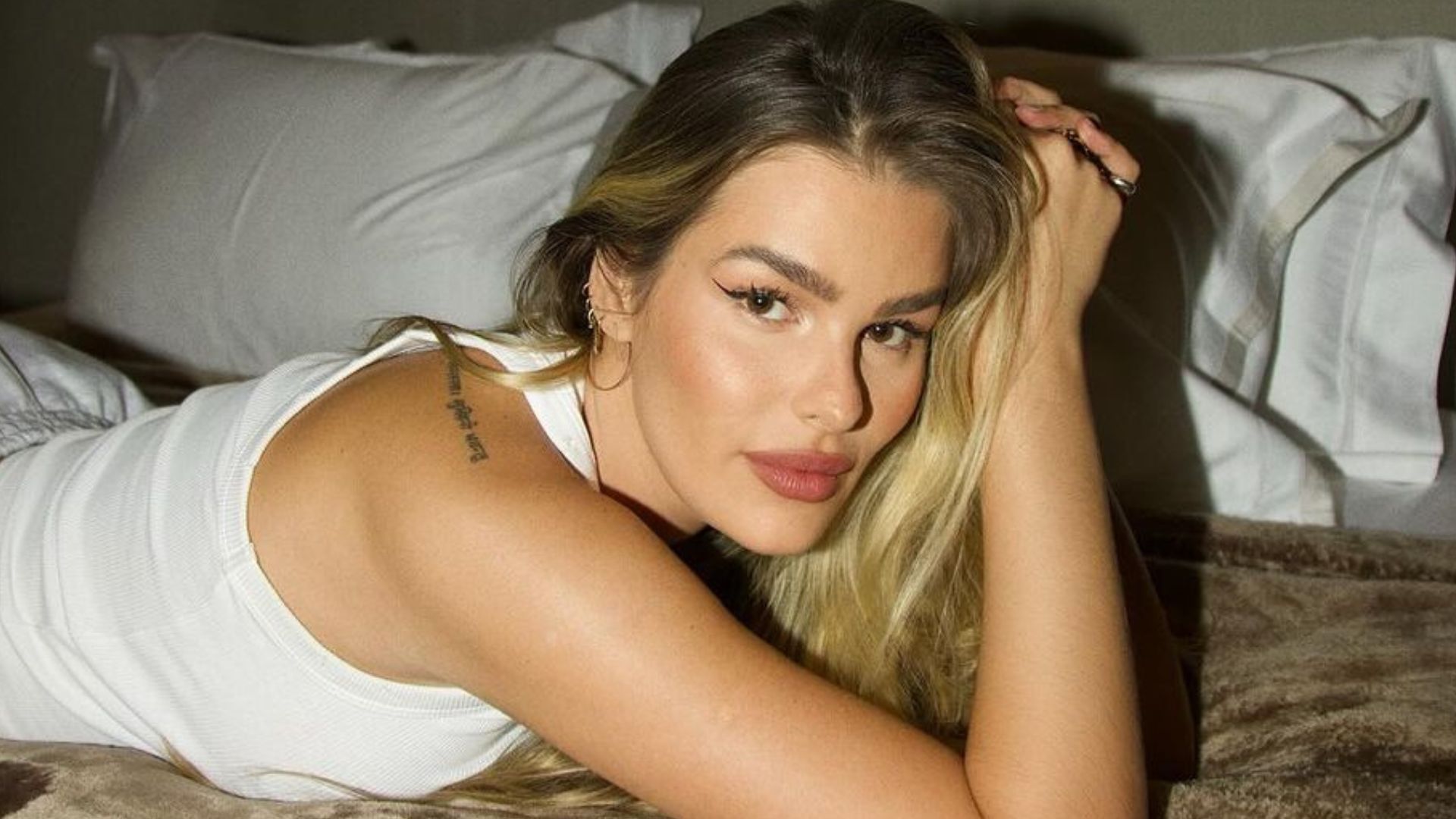 Yasmin Brunet se pronuncia sobre rumores de romance com influenciadora