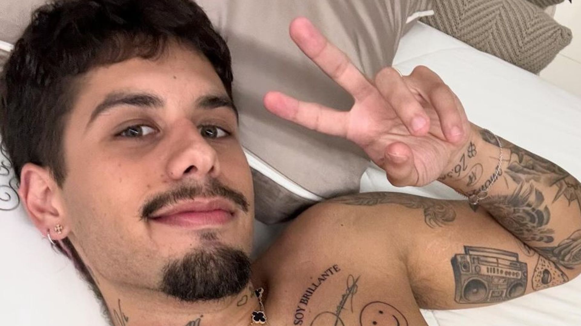 Zé Felipe encanta web com nova tatuagem em homenagem aos seus filhos