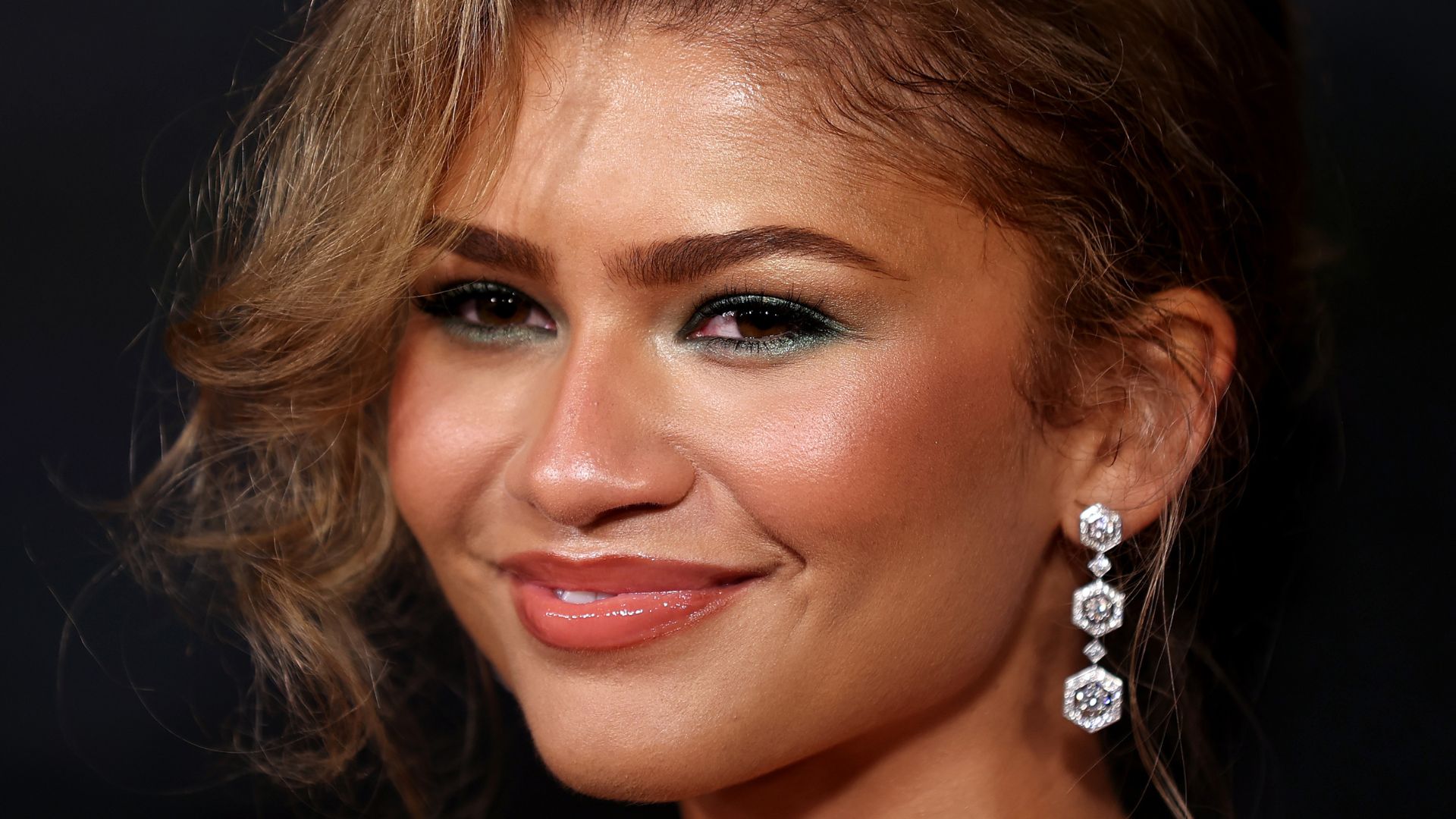 Zendaya aposta em look tenista para evento de divulgação de novo filme