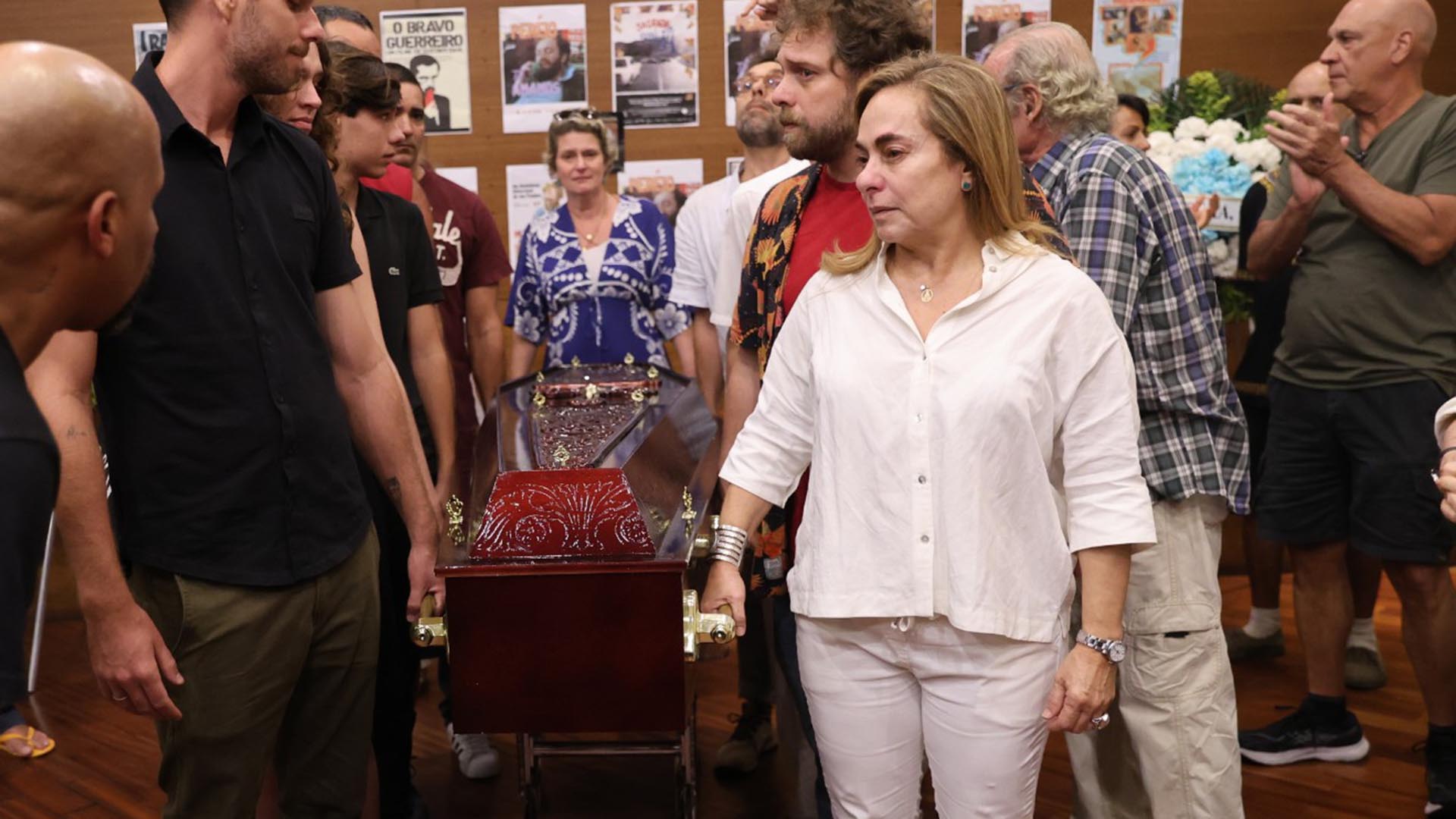 Cissa Guimarães ajuda a carregar o caixão do ex-marido, Paulo César Pereio