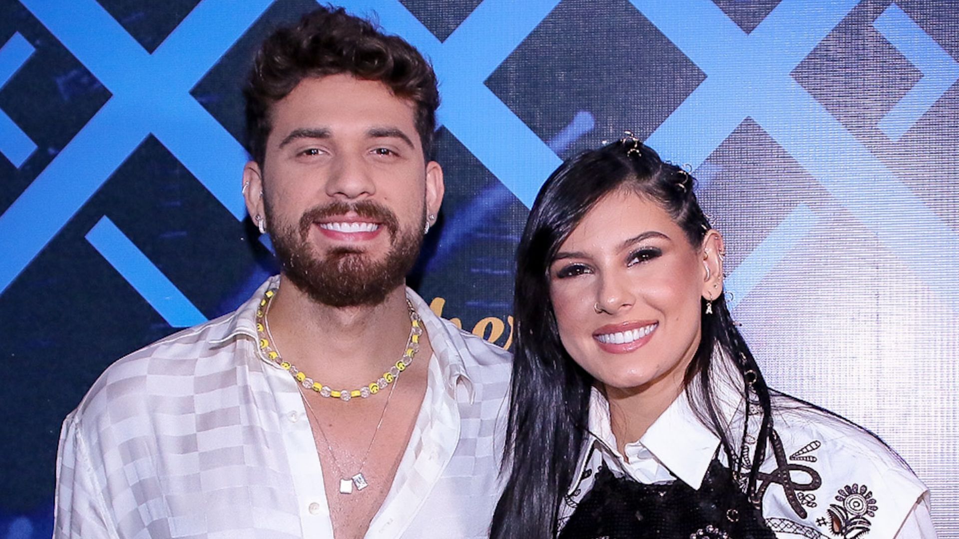 Ana Castela e Gustavo Mioto chegam juntos em show após reconciliação
