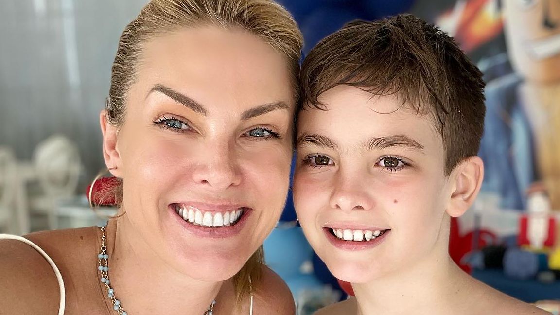 Ana Hickmann ao lado de seu filho, Alezinho
