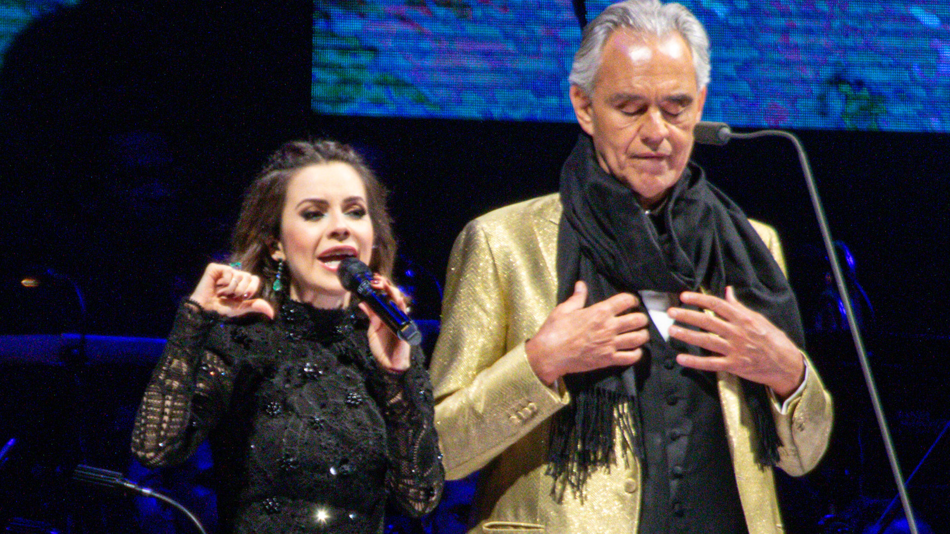 Sandy elege look sóbrio para cantar com Andrea Bocelli; veja as fotos