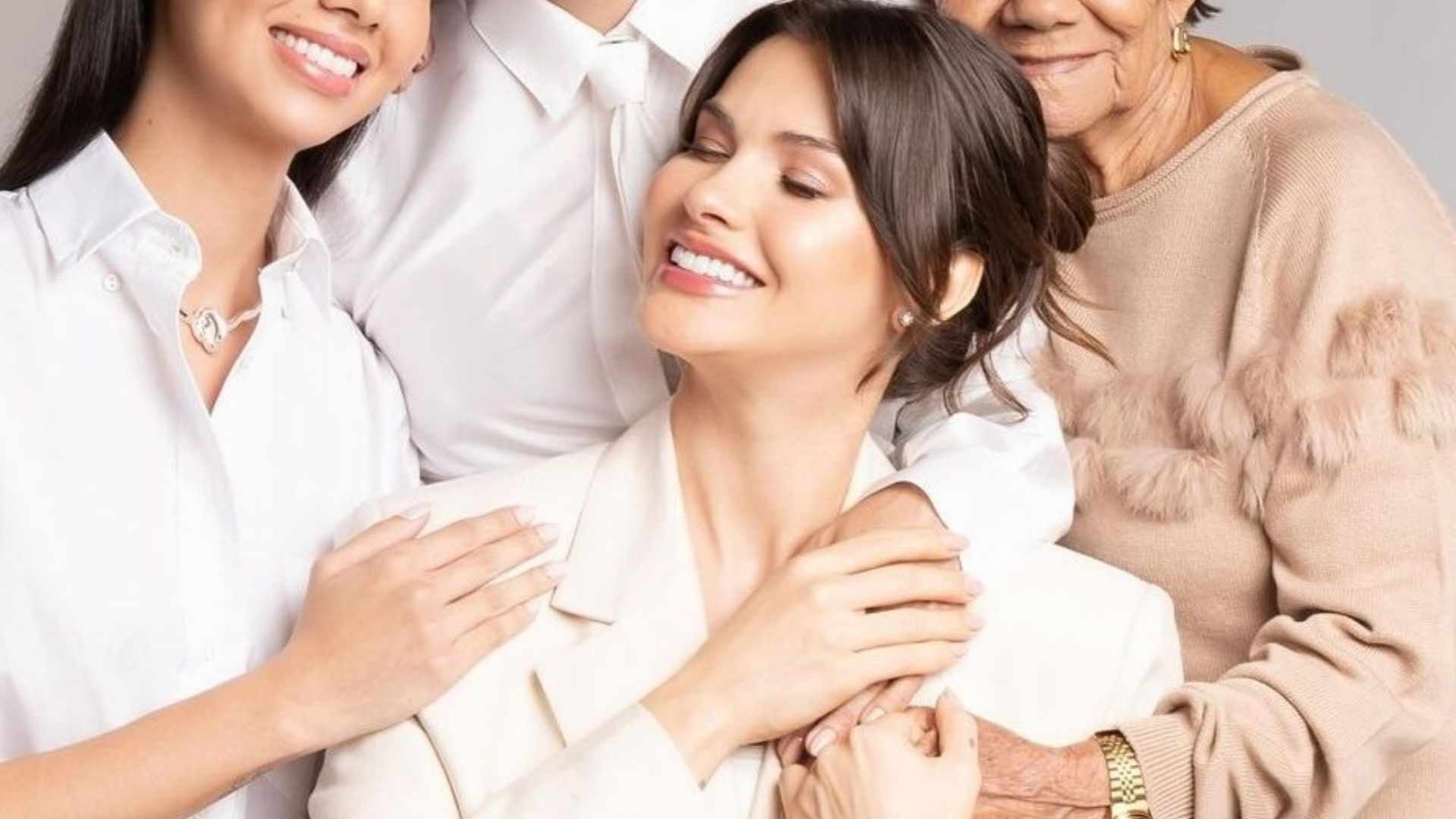 Foto rara! Andressa Suita impressiona ao surgir com irmã, mãe e avó
