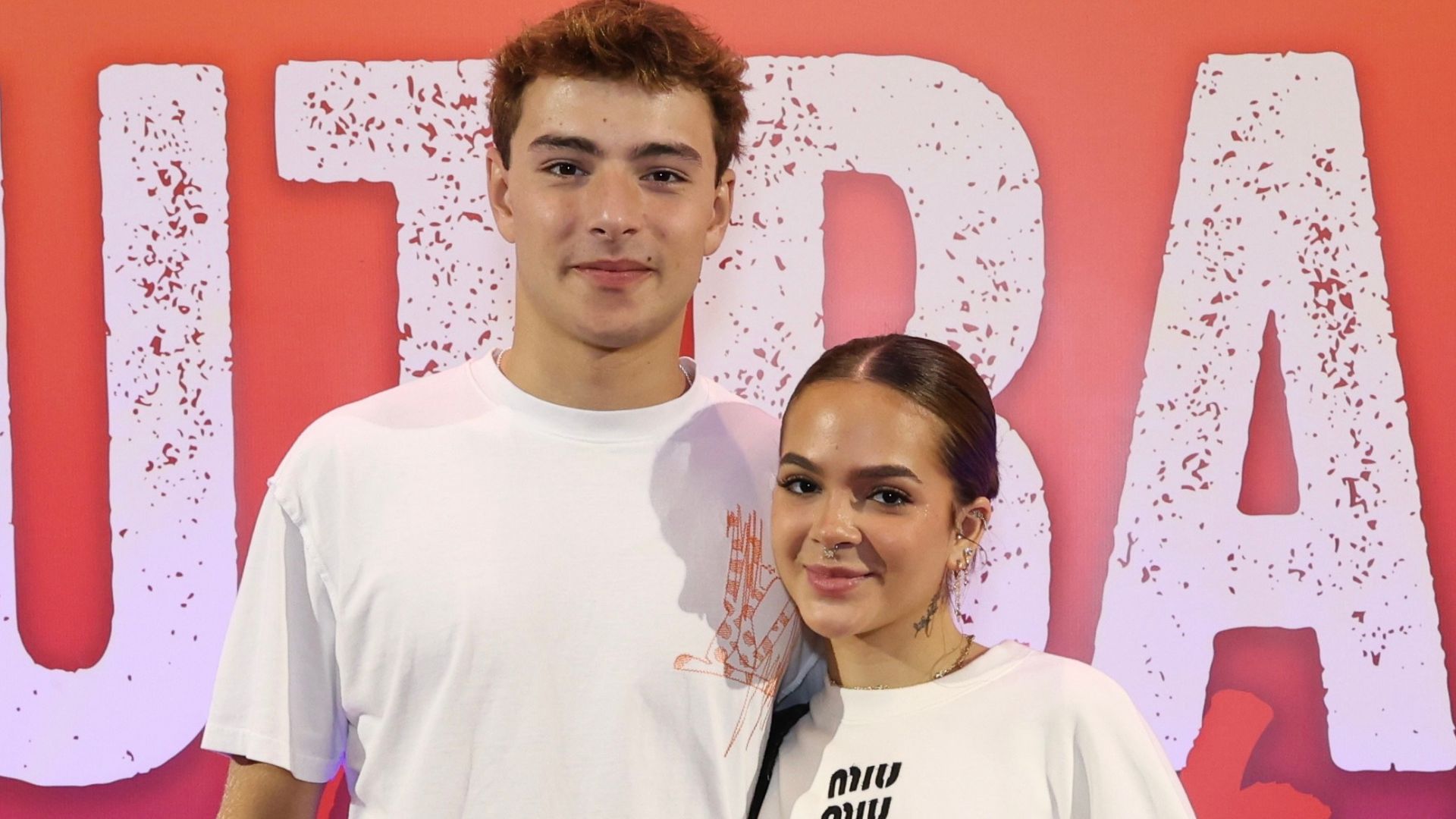 Aos beijos, Mel Maia e namorado surgem em clima de romance em evento