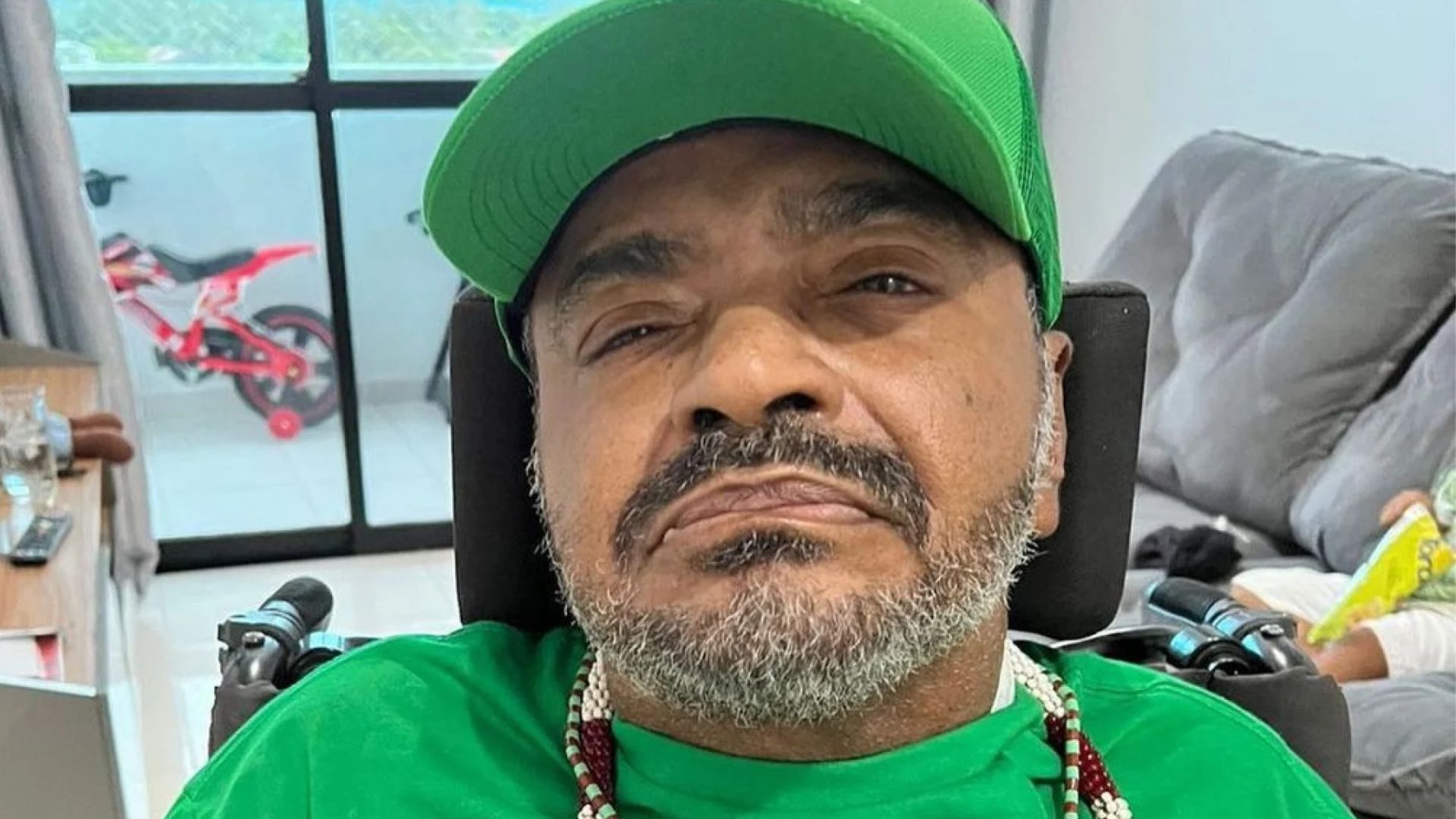 Esposa de Arlindo Cruz atualiza estado de saúde do cantor após alta hospitalar
