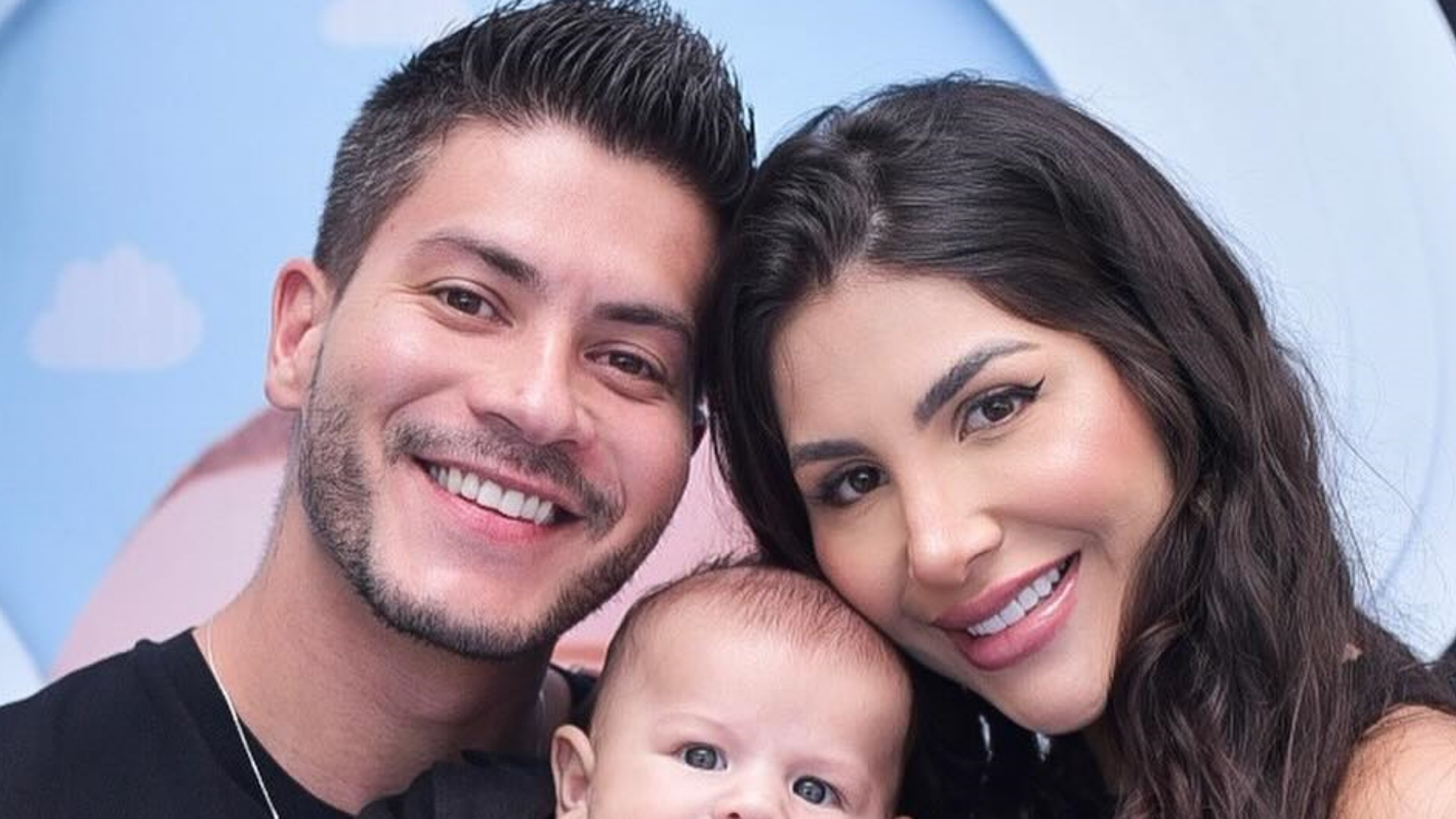 Filho de Arthur Aguiar encanta ao surgir fantasiado em festa de mesversário