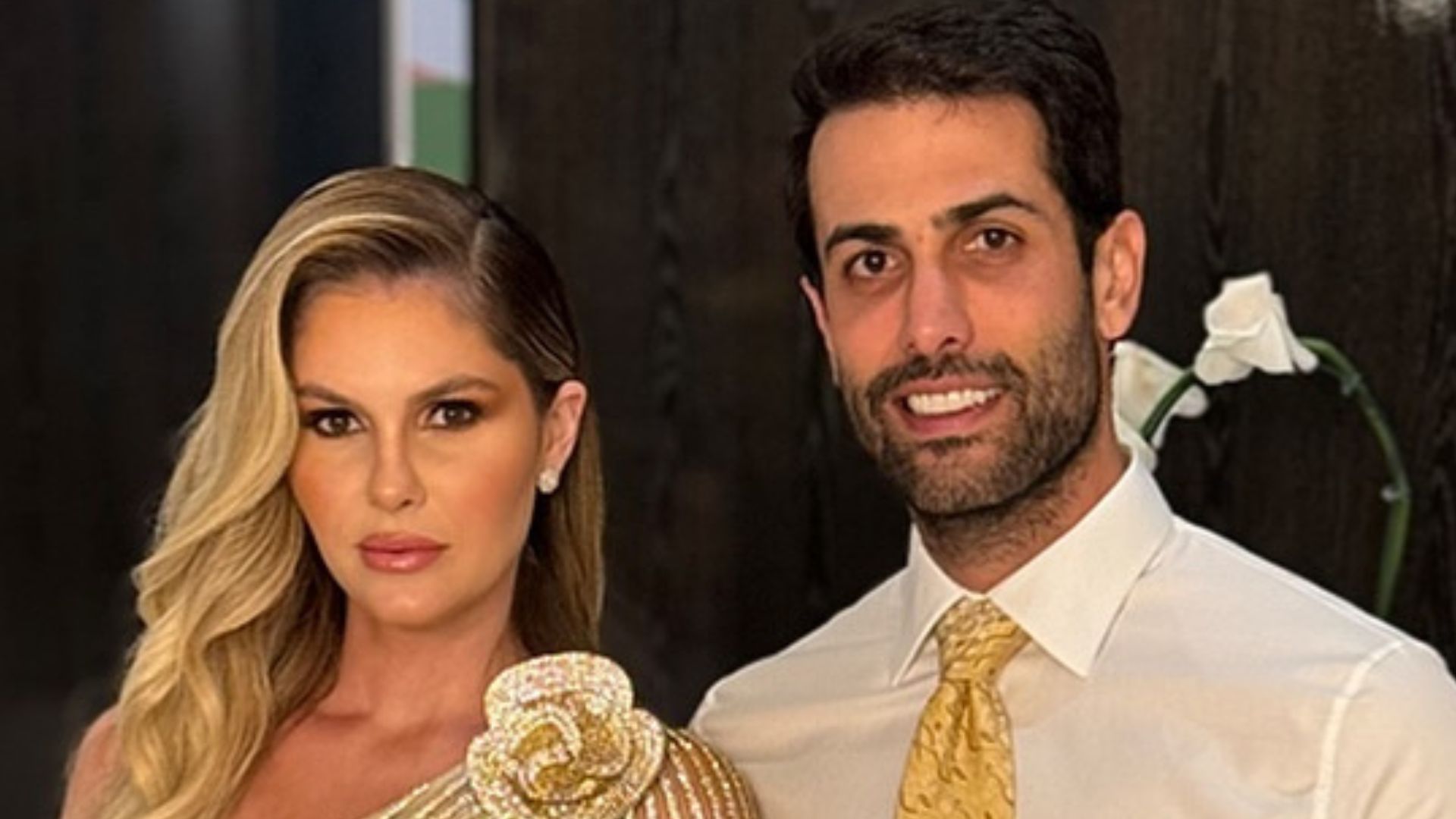 Bárbara Evans combina looks com marido no casamento da mãe, Monique Evans