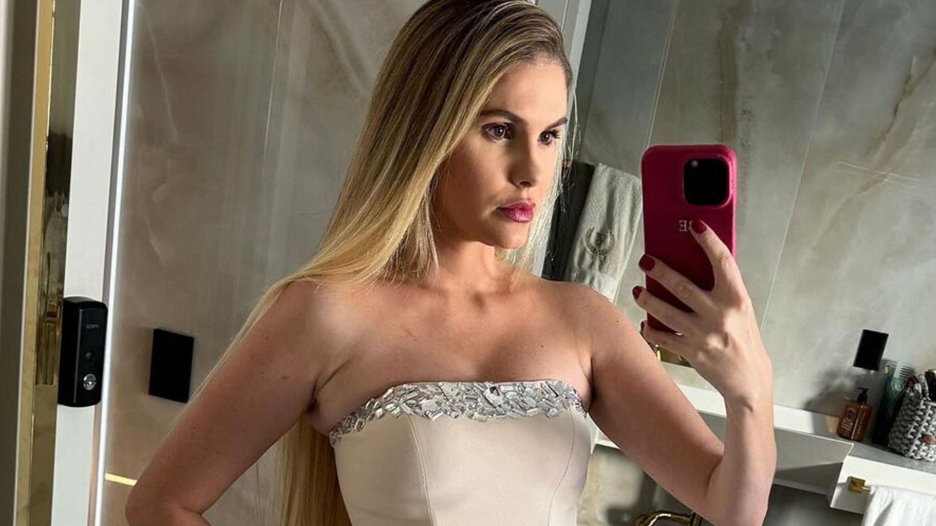 Bárbara Evans revela quantos quilos perdeu e exibe nova silhueta
