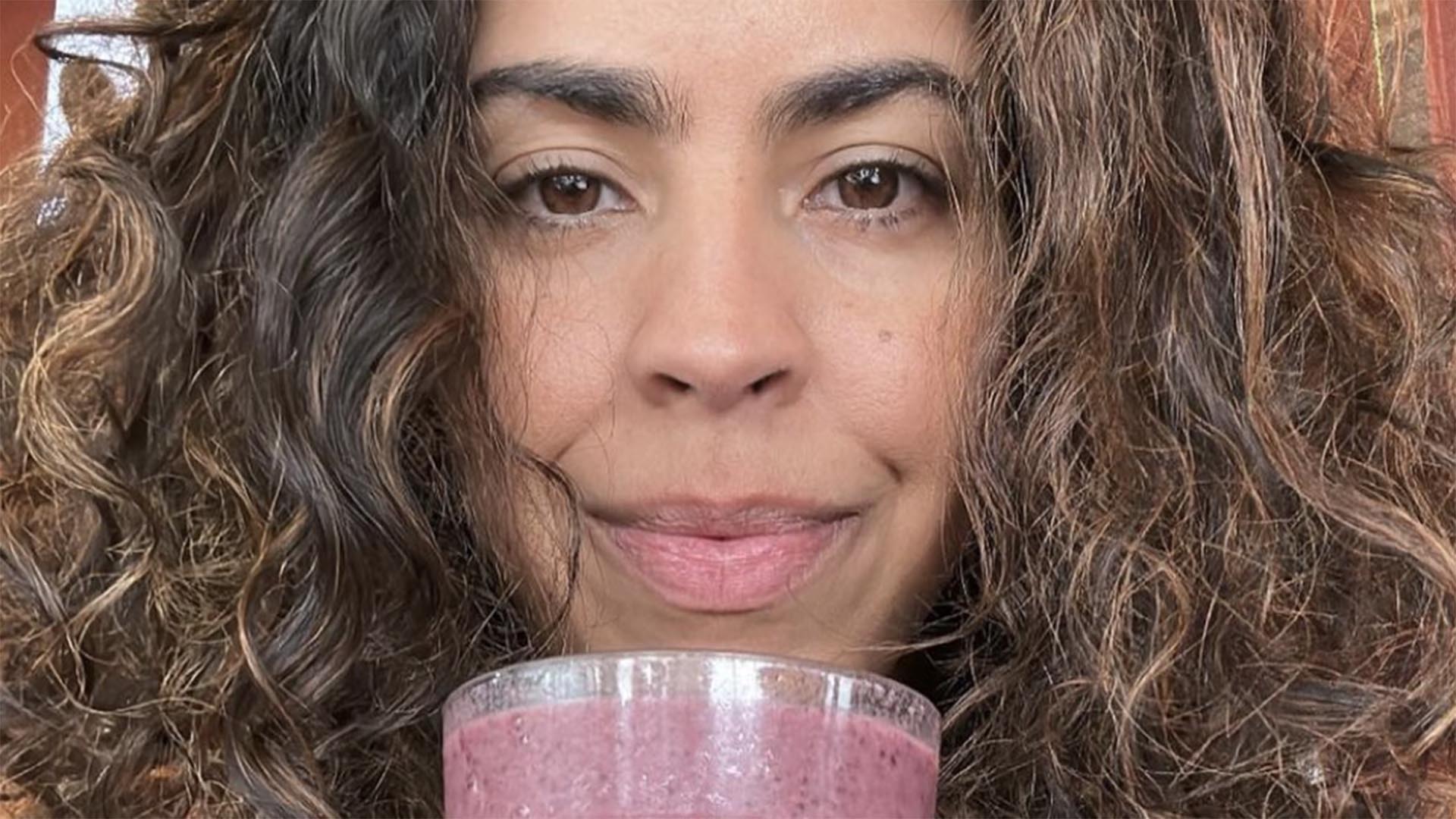 Bela Gil faz mudança radical no cabelo ao passar a maquininha