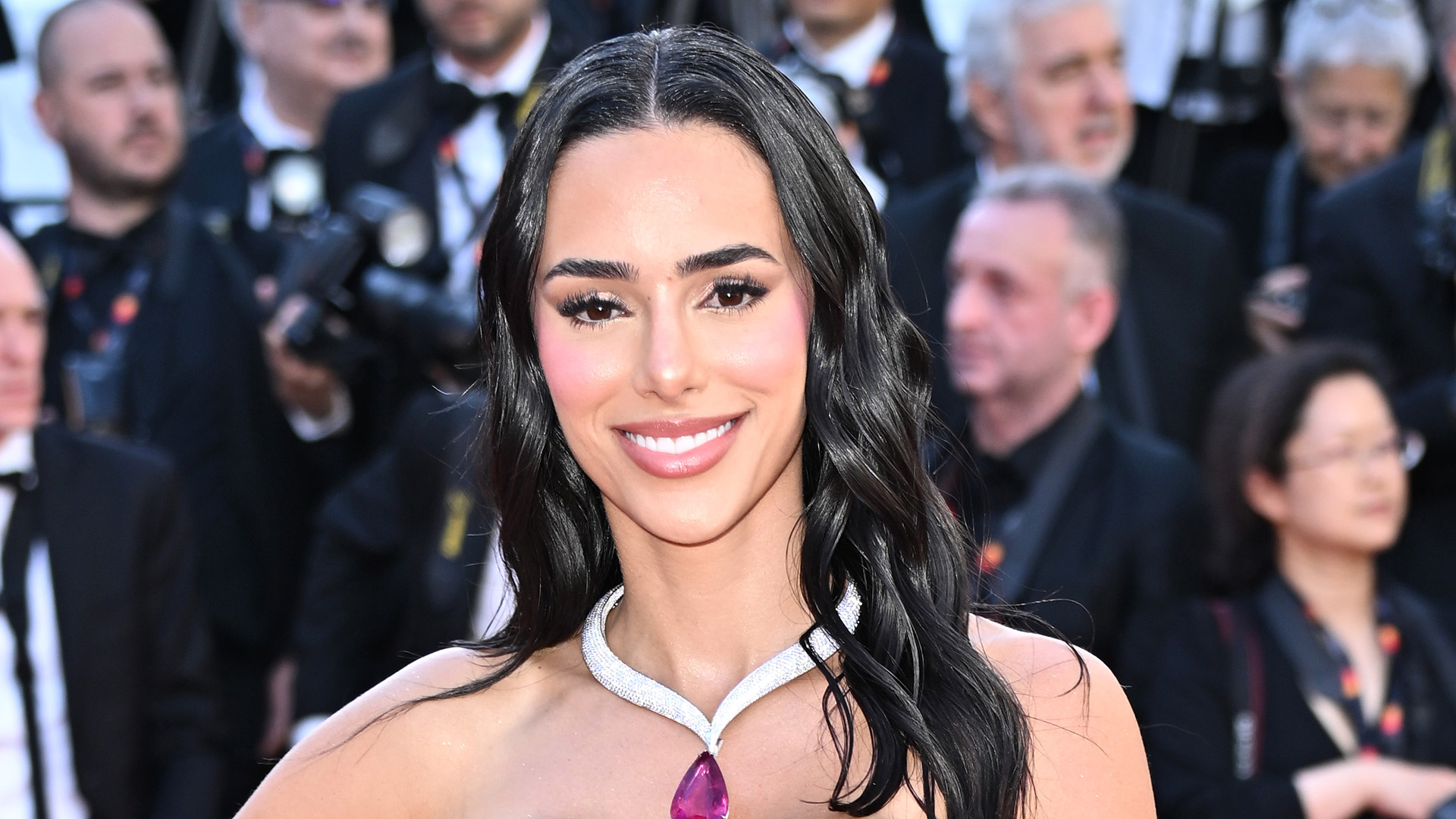 Bruna Biancardi surge com look decotadíssimo em Cannes